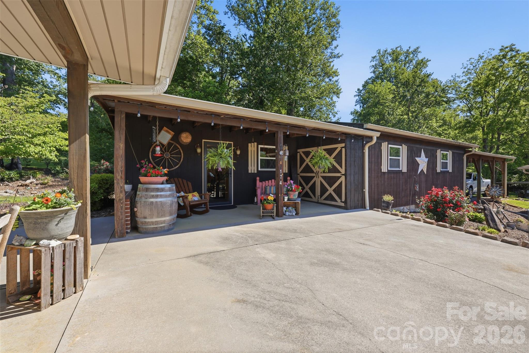 176 + 174 Oak Hollow Road Property Photo 12
