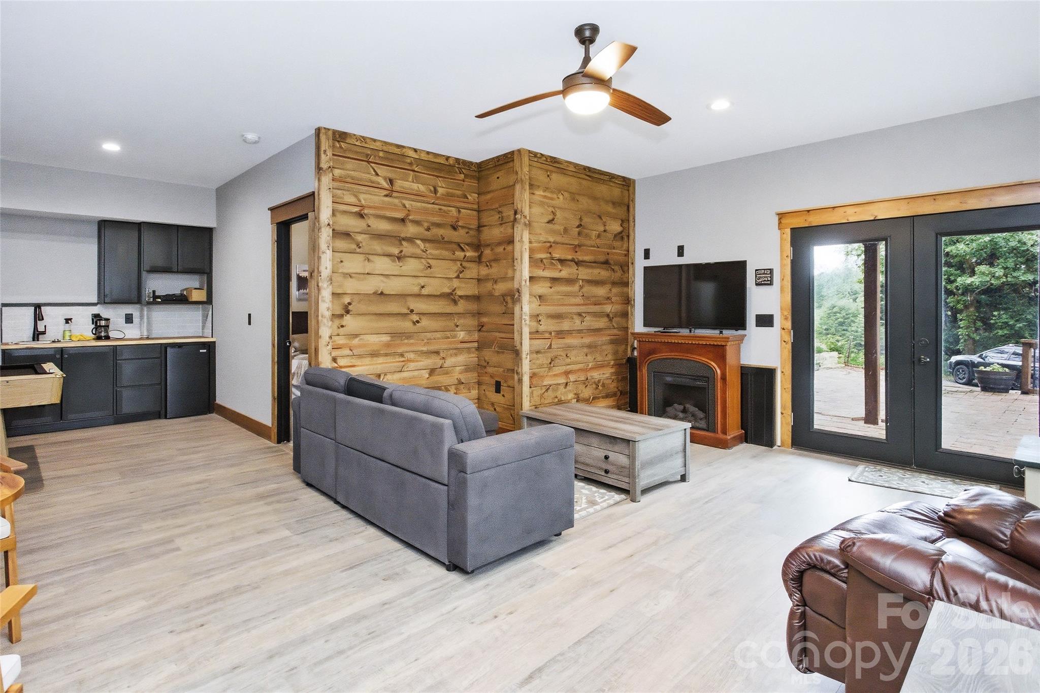 211 Wimbledon Court Property Photo 31