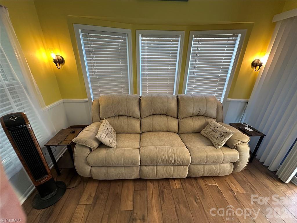 112 N Cardinal Drive Property Photo 5