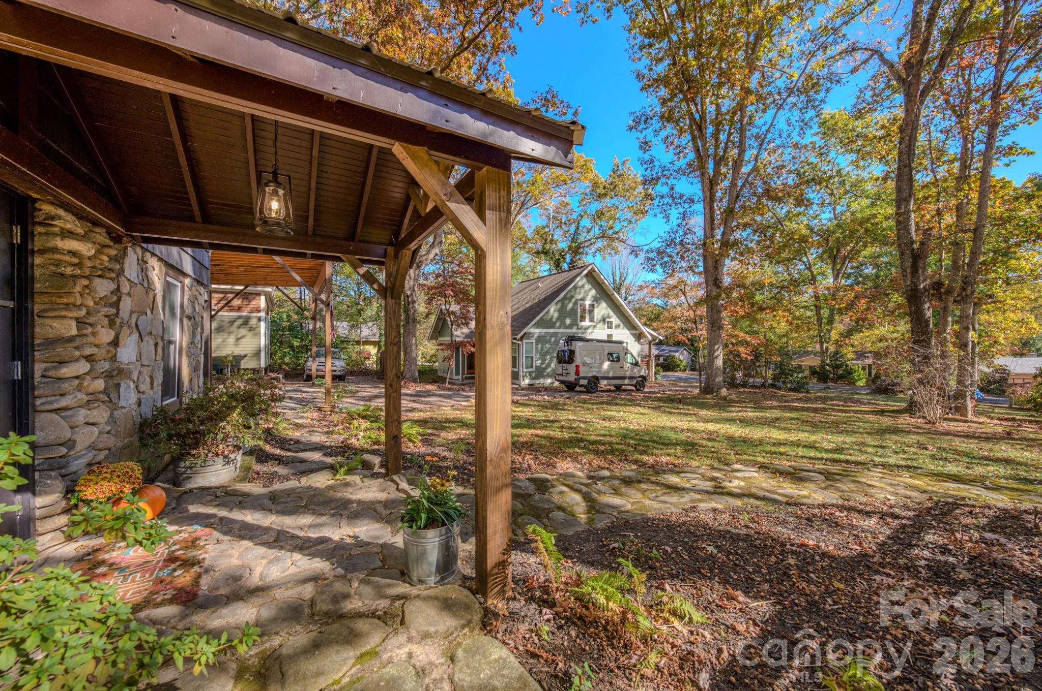 597 Tomahawk Avenue Property Photo 4