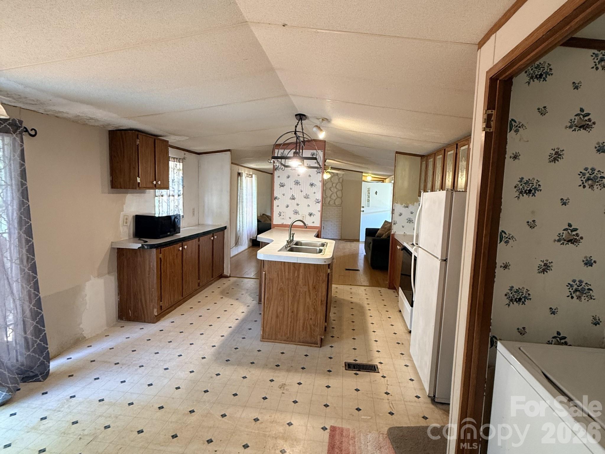 2330 Springdale Drive Property Photo 6