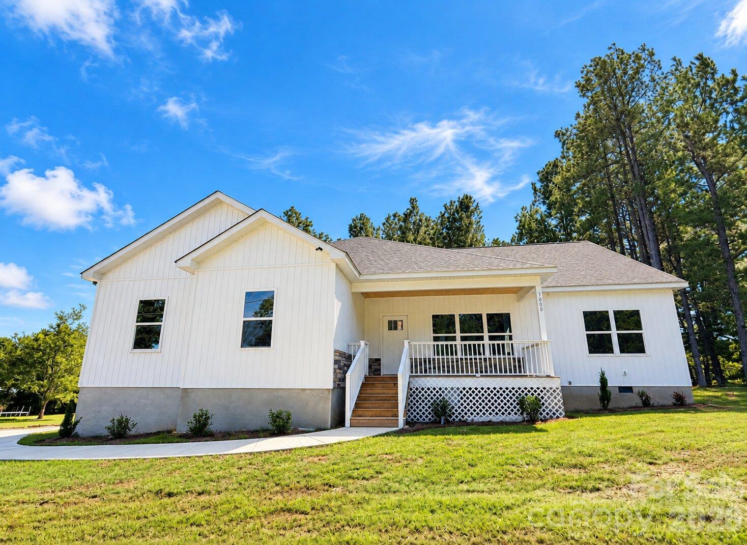 1569 E Ridge Road Property Photo 1
