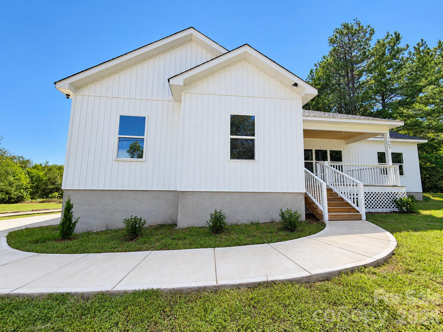 1569 E Ridge Road Property Photo 2