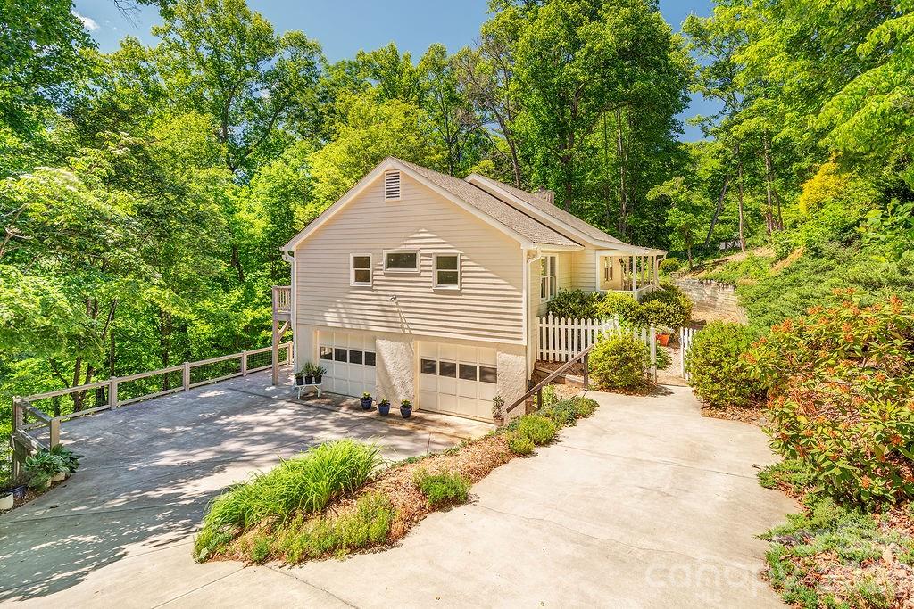 146 Churchill Downs Drive Property Photo 2