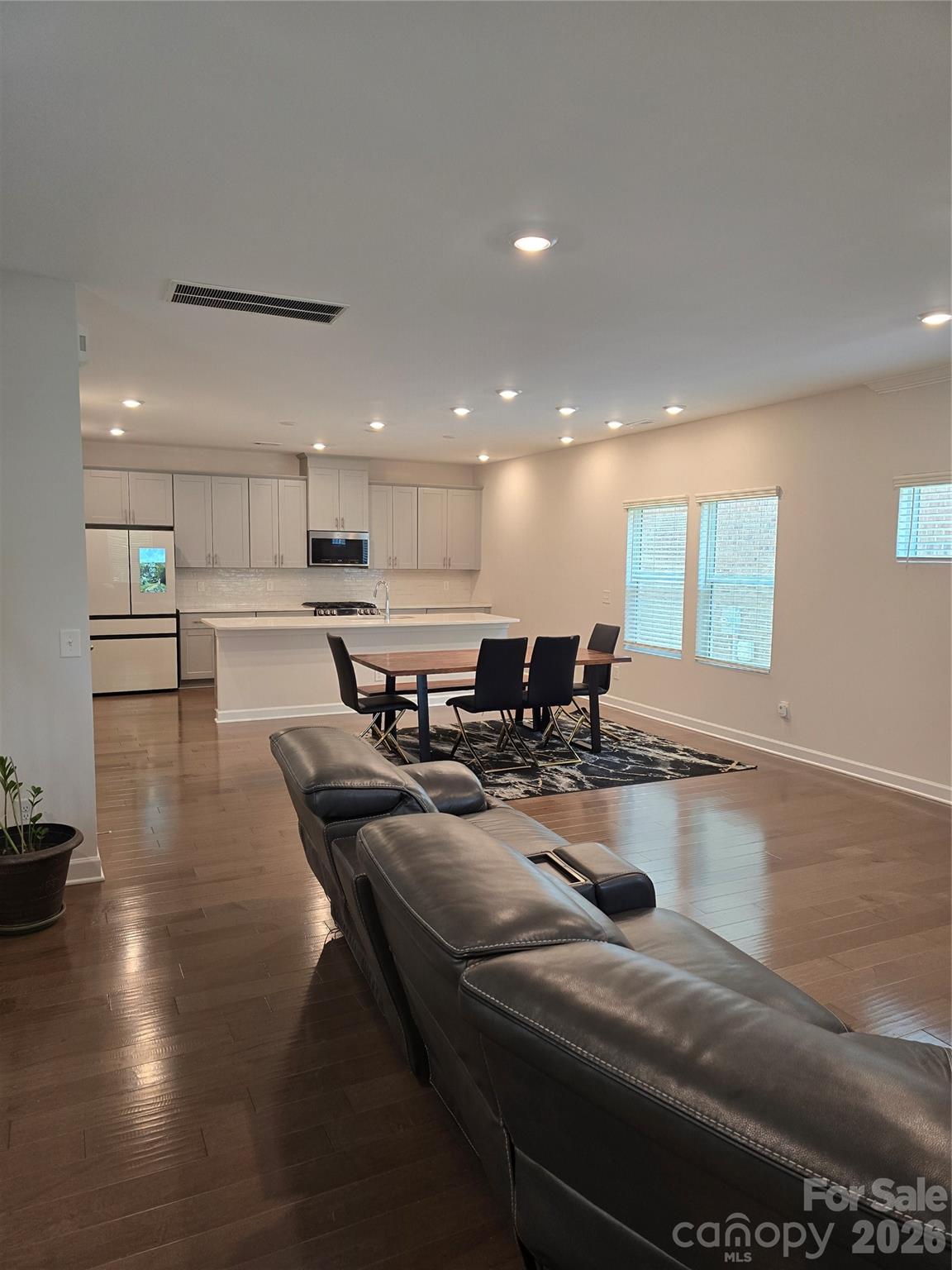 1221 Colgher Street Property Photo 6