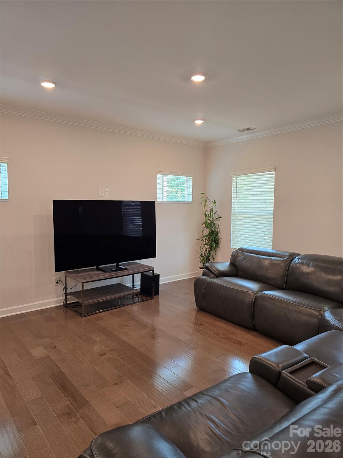 1221 Colgher Street Property Photo 8