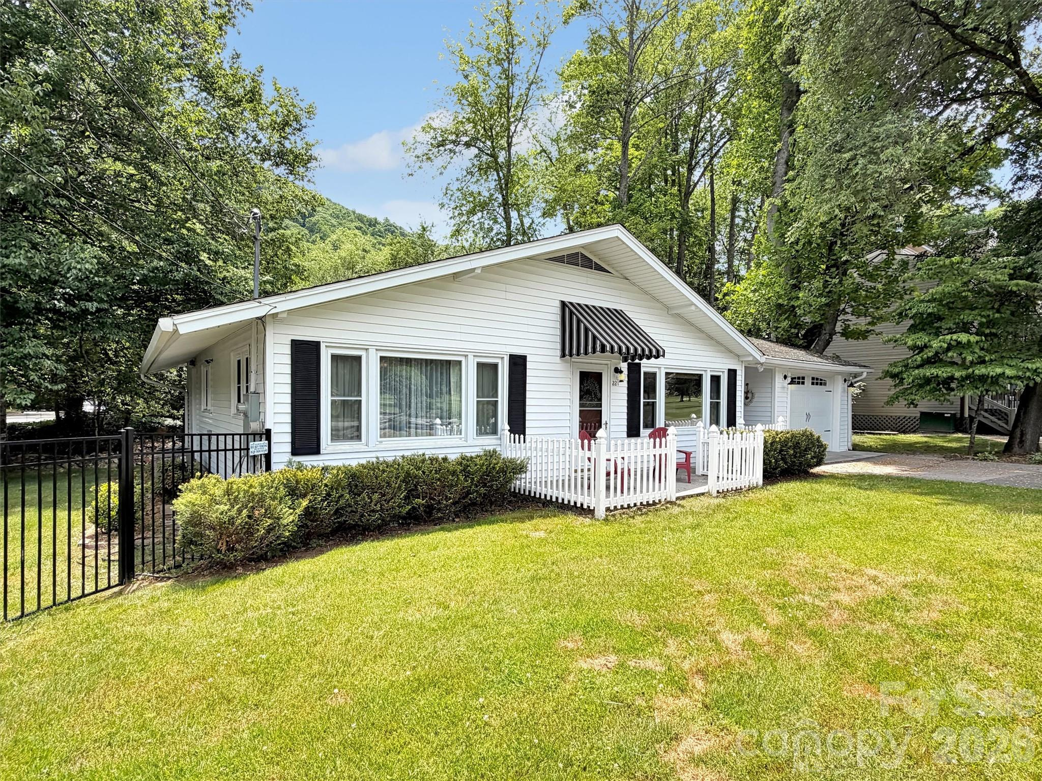 221 Moody Farm Road Property Photo 3