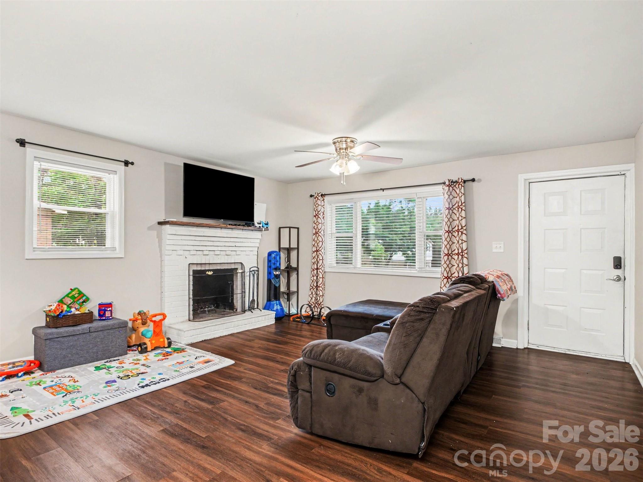 325 Amber Court Property Photo 6