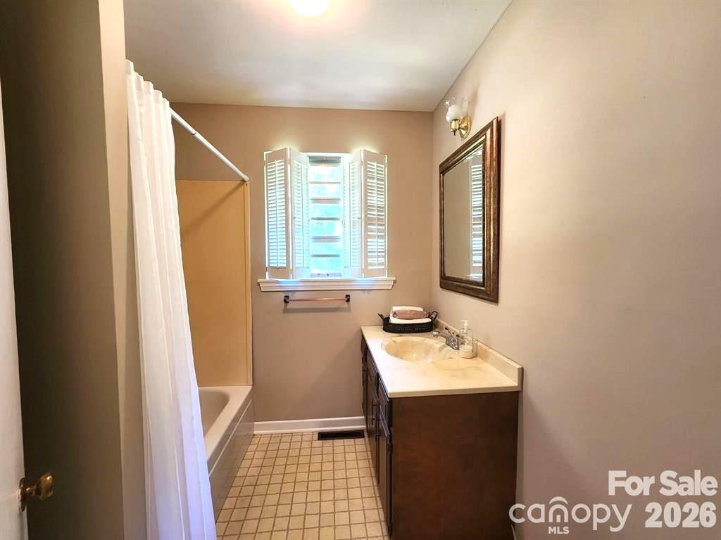 2333 Lynwood Drive Property Photo 12