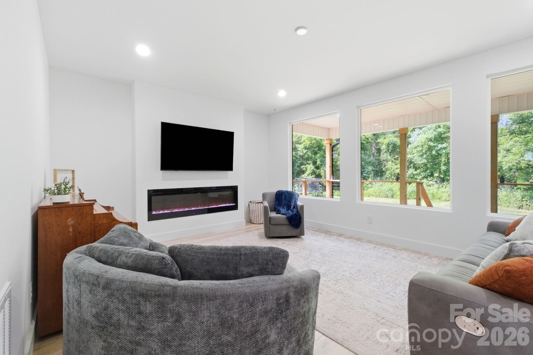 1906 Maius Drive Property Photo 11