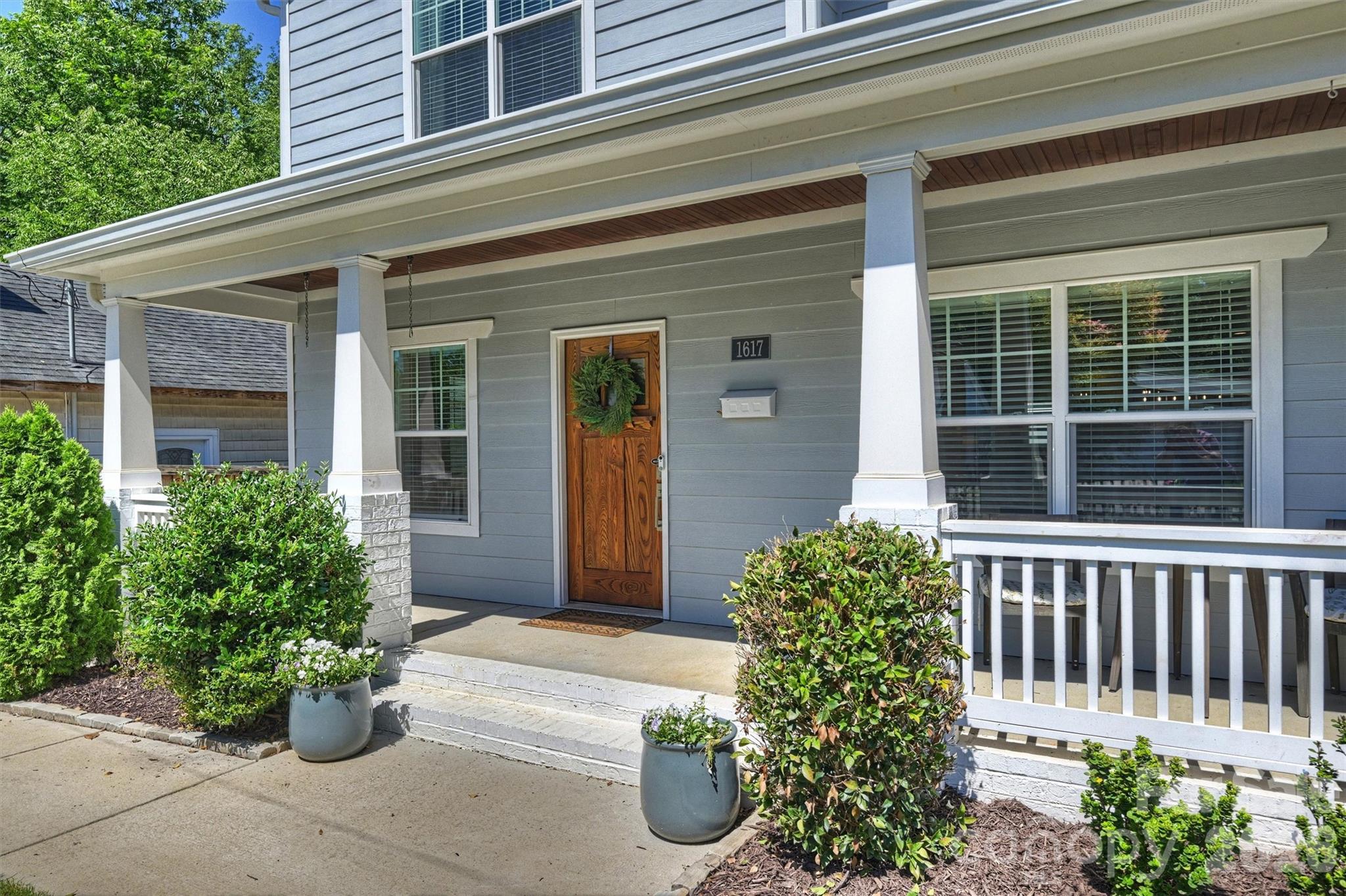 1617 Hawthorne Lane Property Photo 2