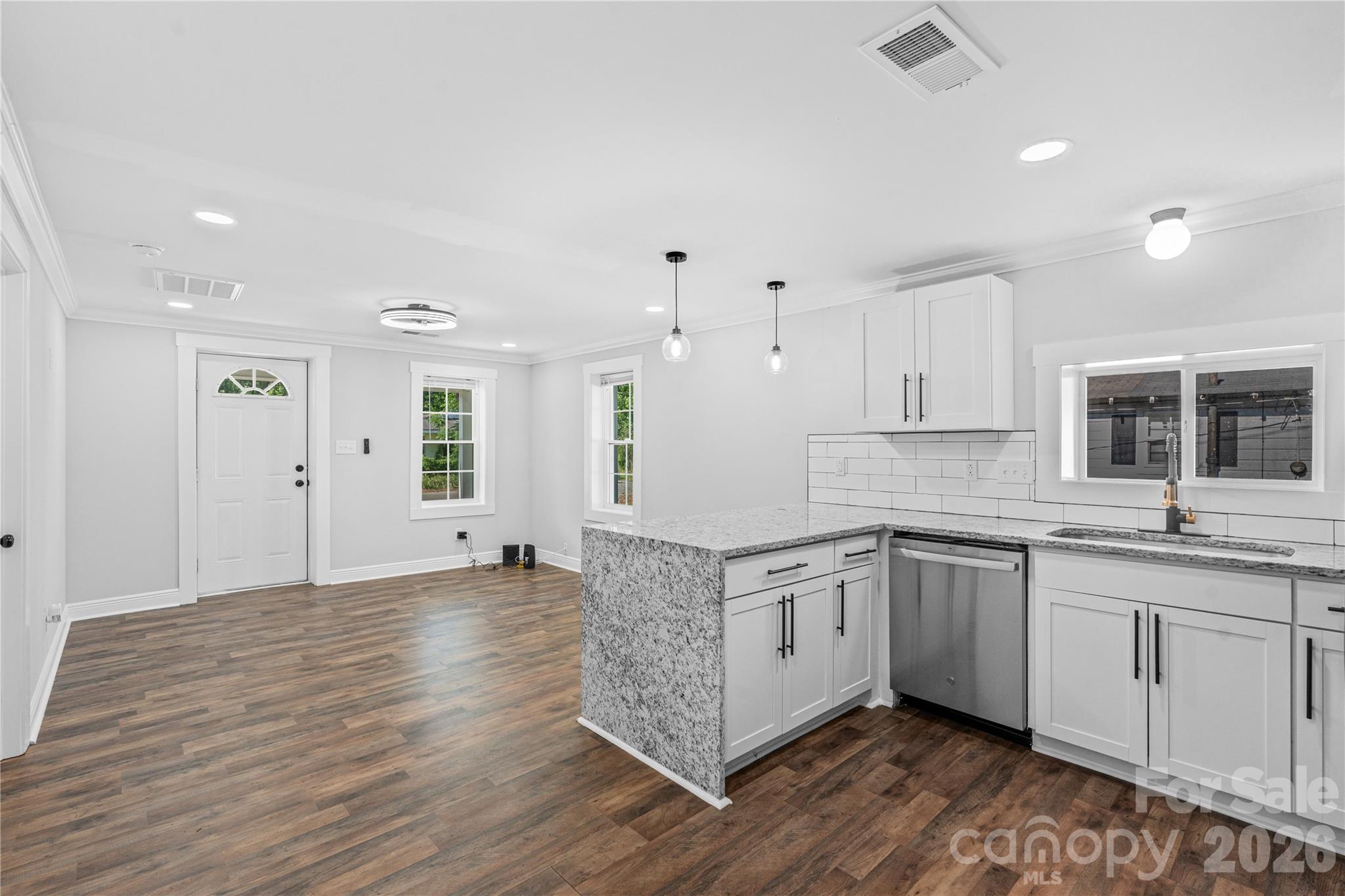 906 Gladstone Street Property Photo 4