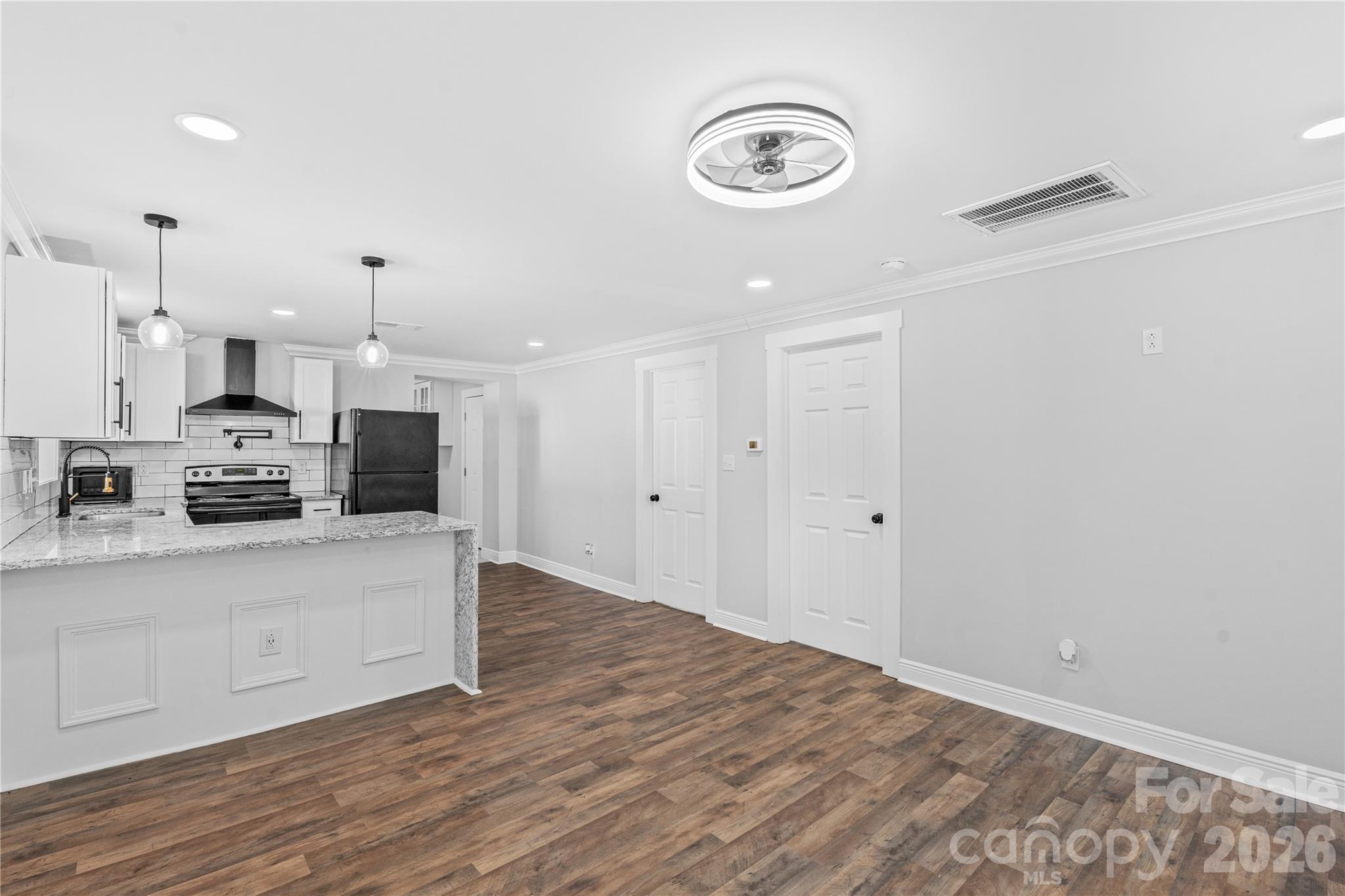 906 Gladstone Street Property Photo 6