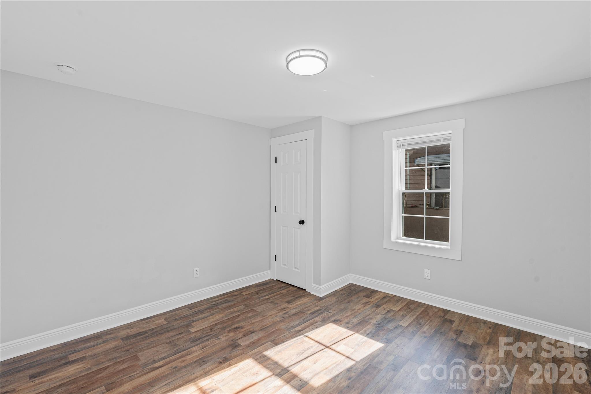 906 Gladstone Street Property Photo 8