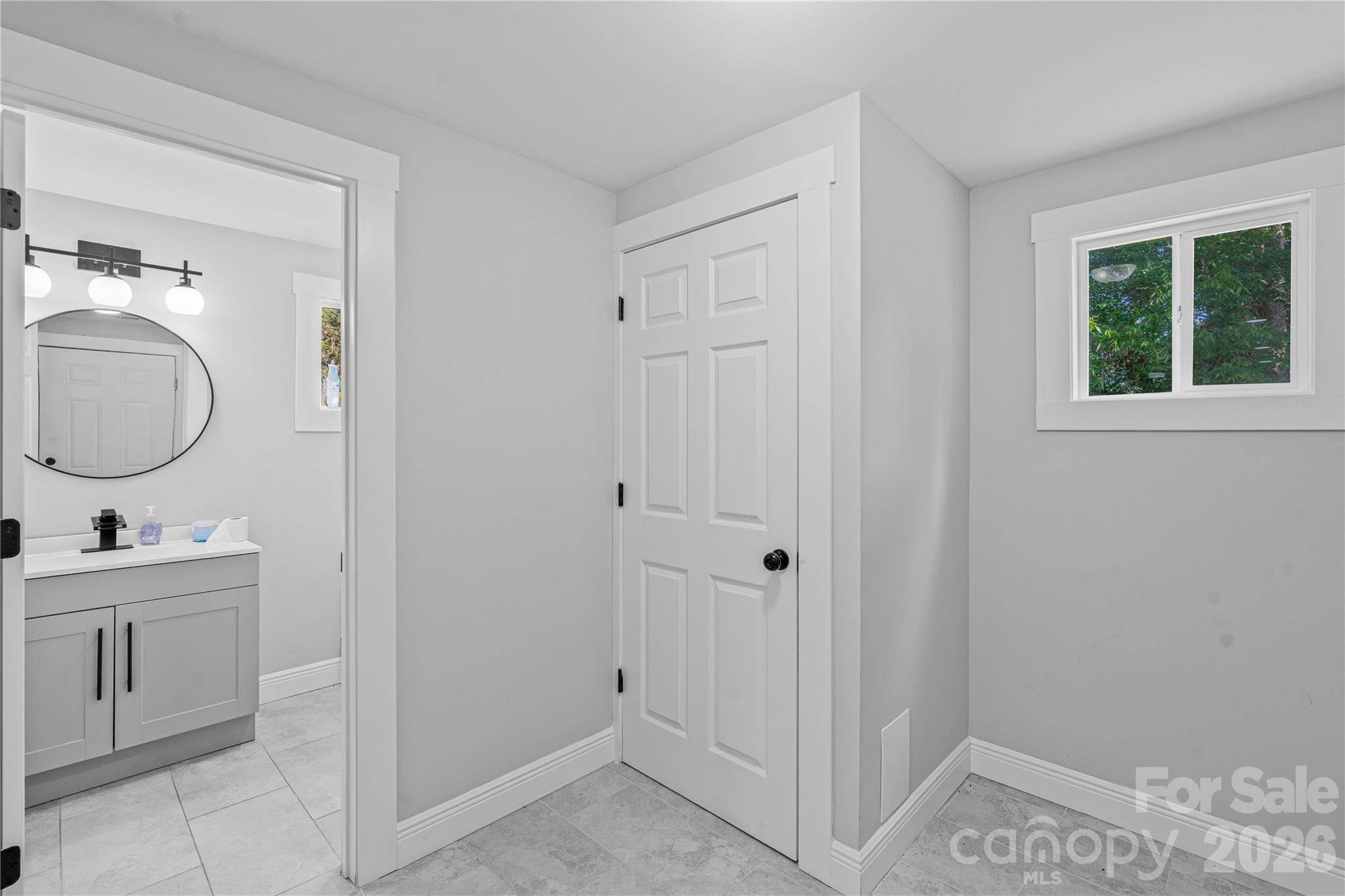 906 Gladstone Street Property Photo 10