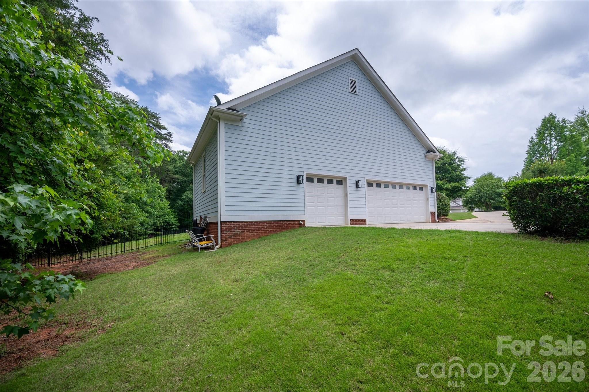 5752 Morris Hunt Drive Property Photo 3