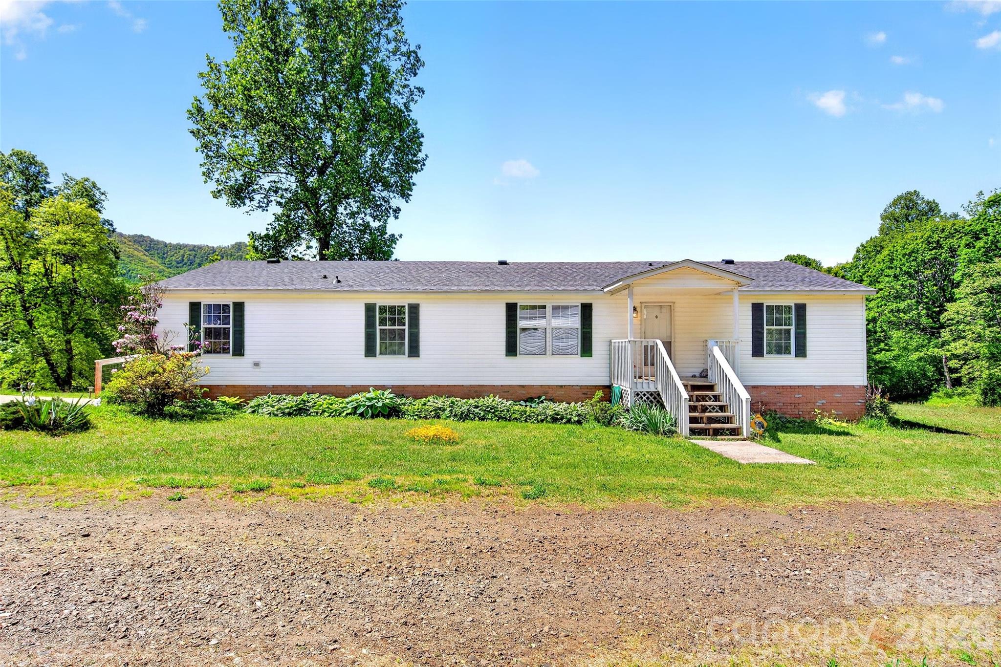 298 Wolf Crossing Property Photo 2