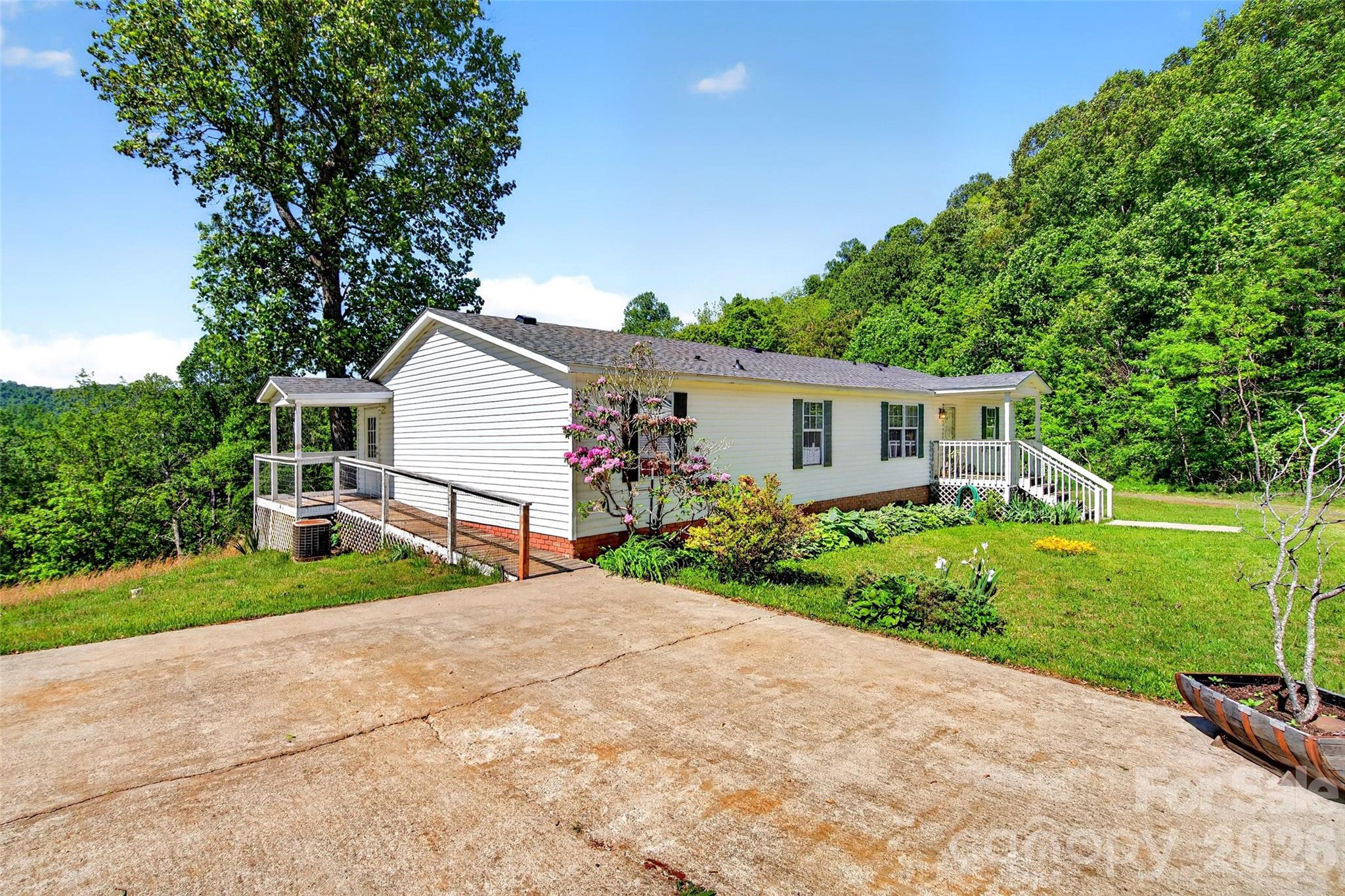298 Wolf Crossing Property Photo 5
