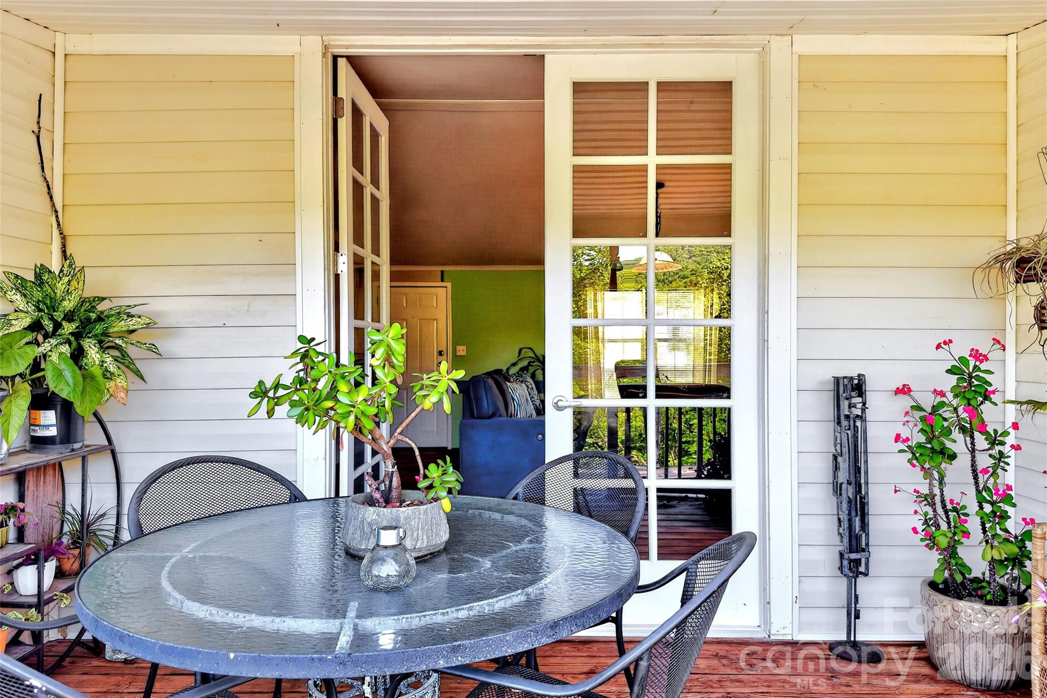 298 Wolf Crossing Property Photo 17