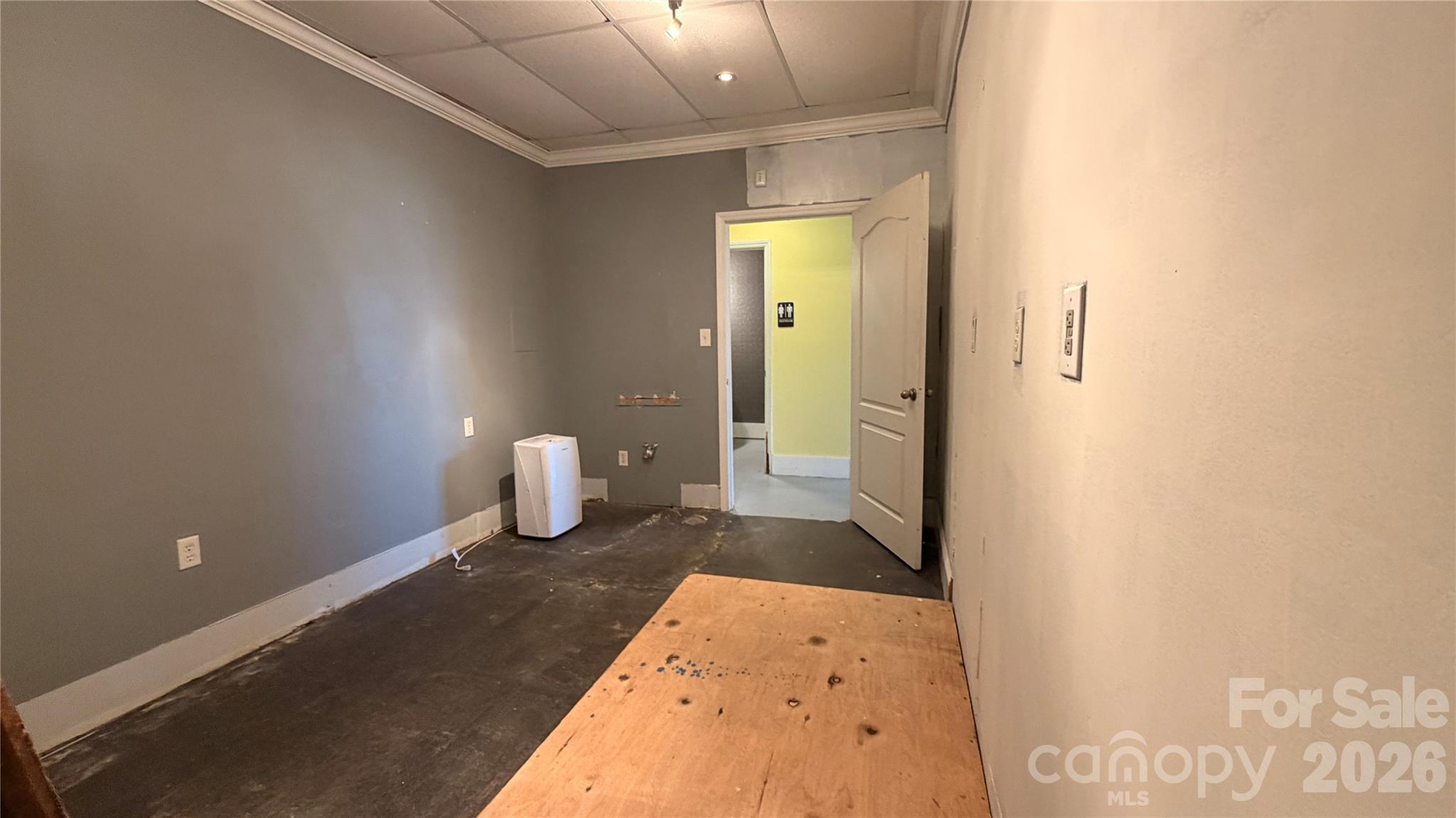 1707 N Post Road Property Photo 9