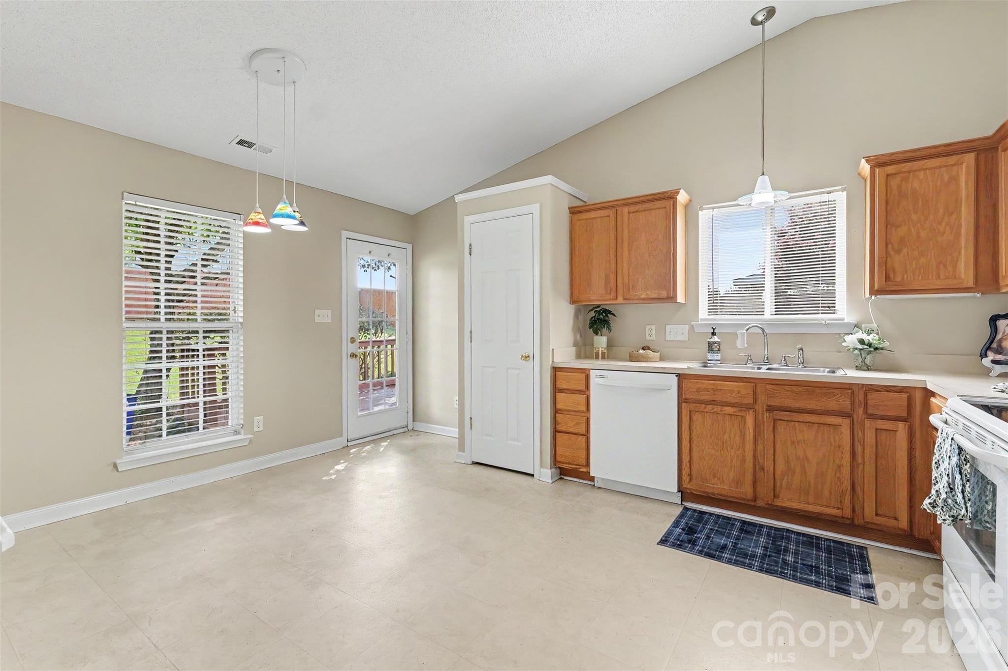 109 Brookstone Drive Property Photo 12