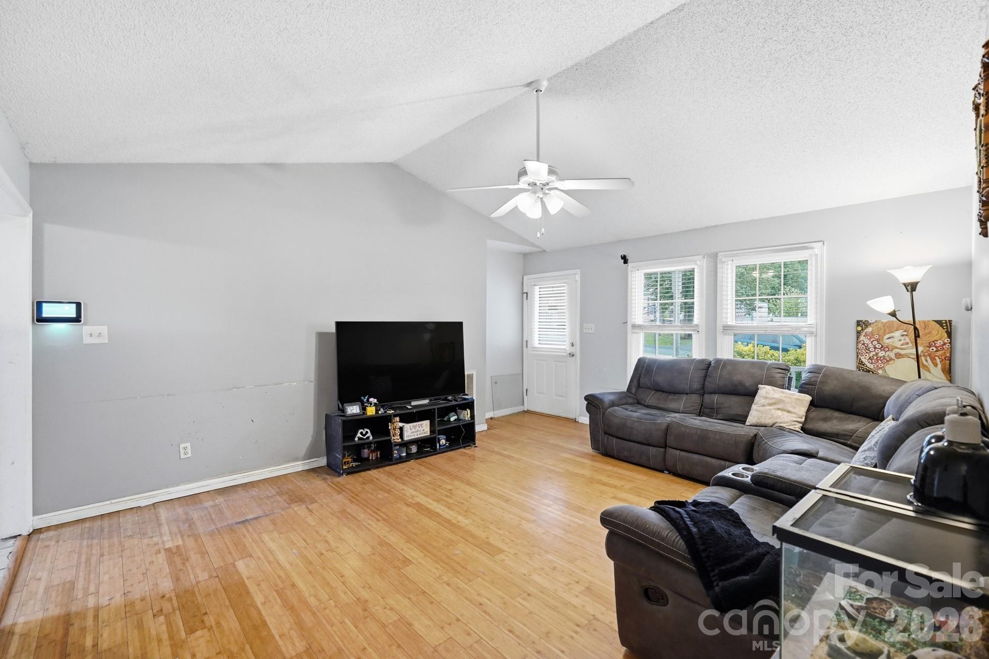 1114 Lakeview Street Property Photo 5