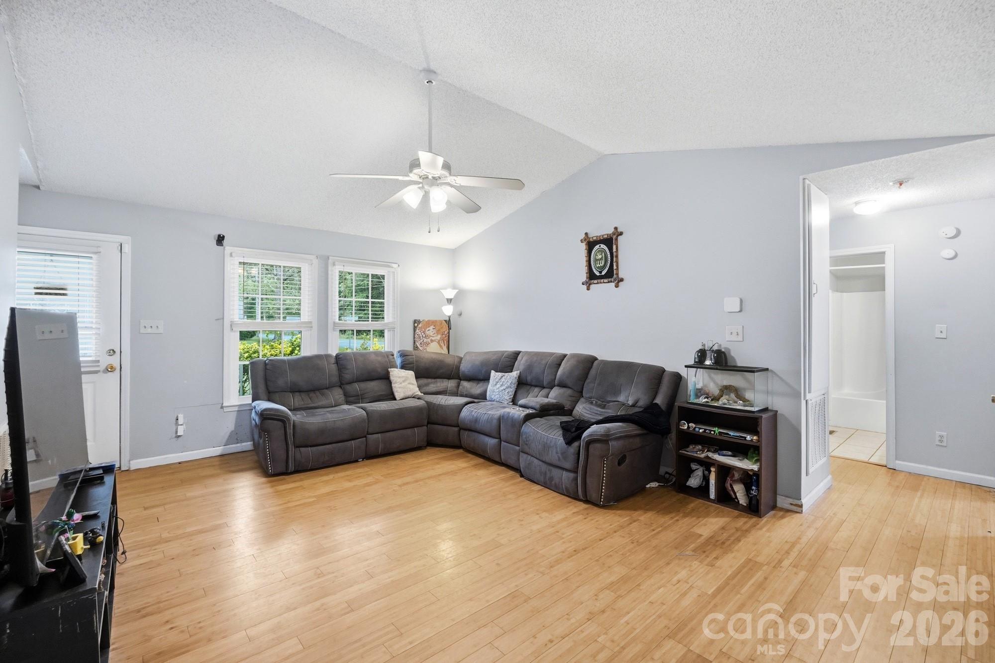 1114 Lakeview Street Property Photo 9