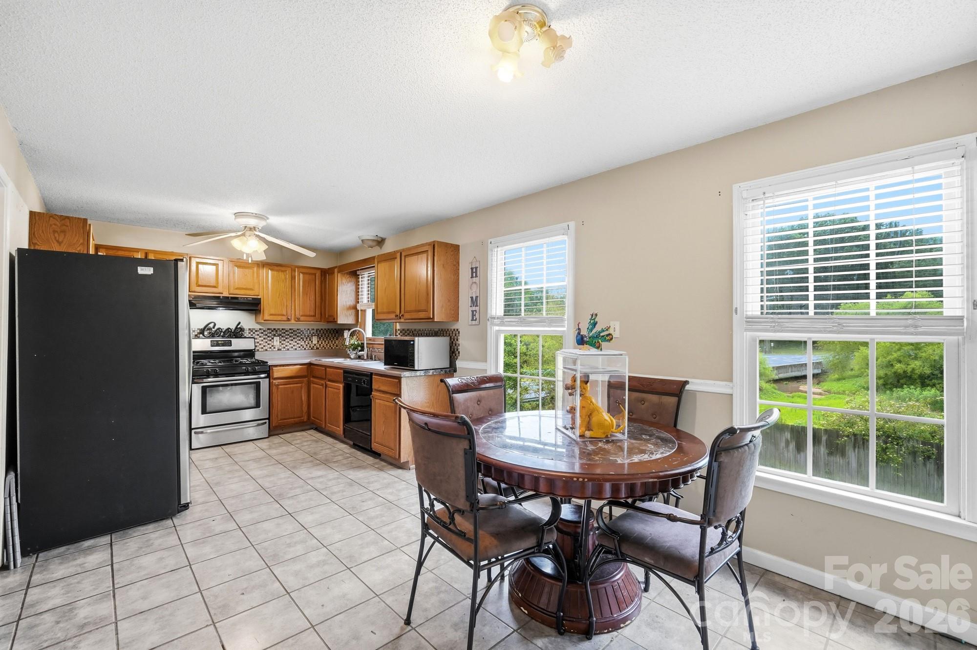 1114 Lakeview Street Property Photo 14