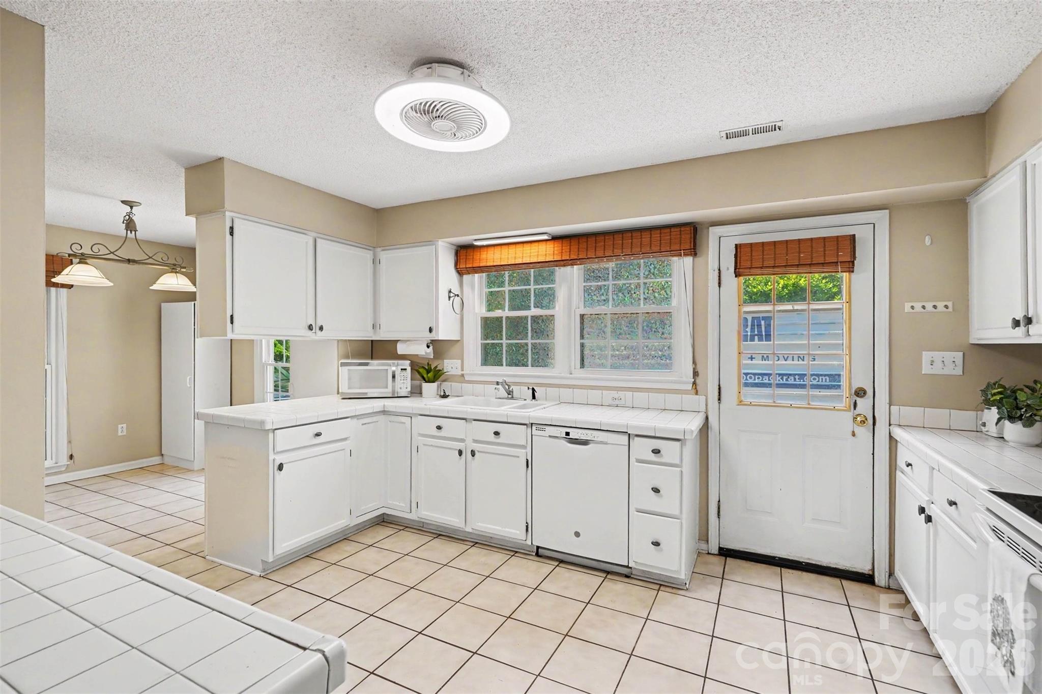 4300 Saxonbury Way Property Photo 6