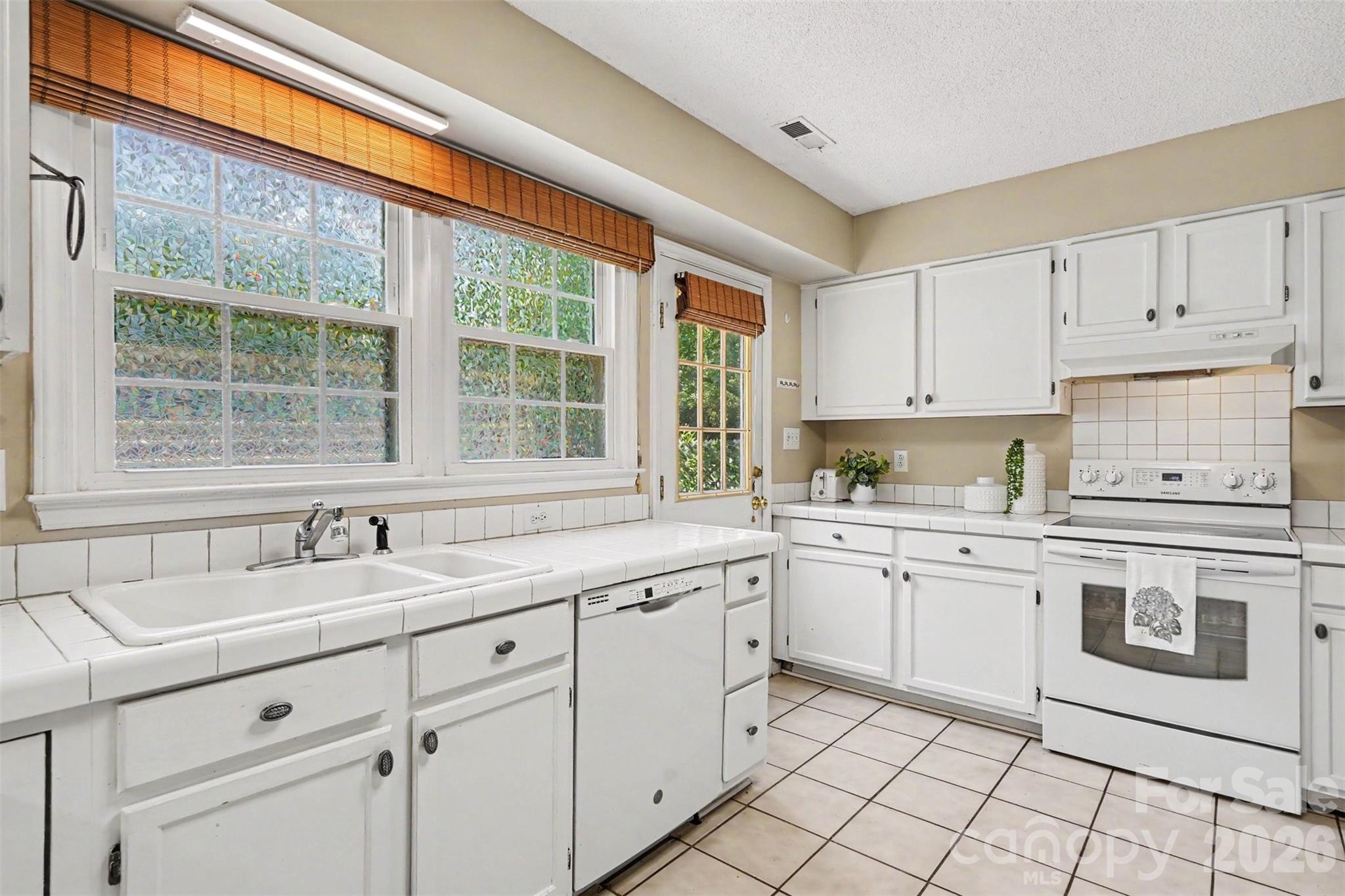 4300 Saxonbury Way Property Photo 11
