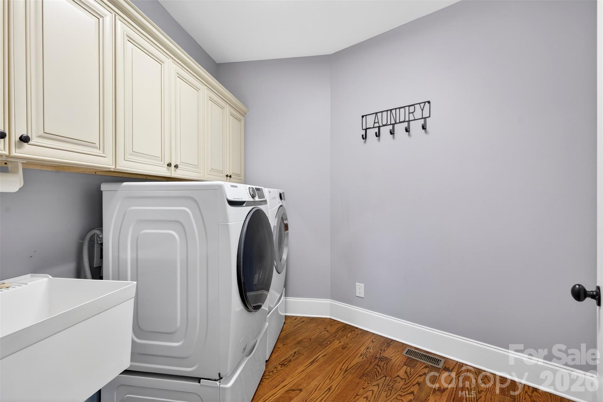 2330 Shiny Leaf Drive Property Photo 29