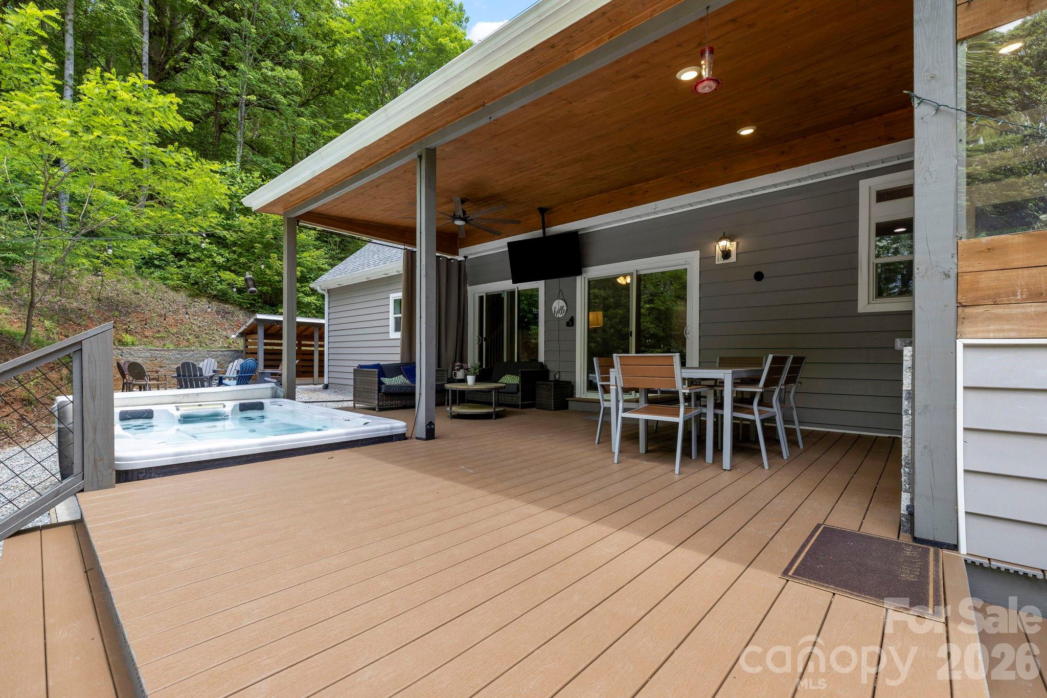 311 Charming Lane Property Photo 4