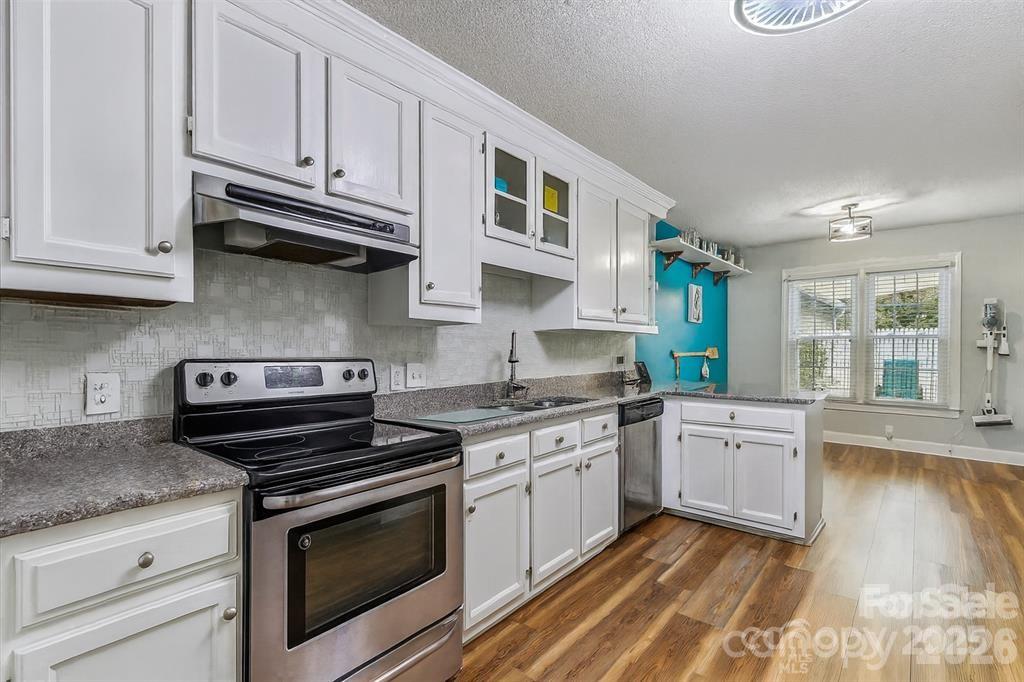 806 Colony Oaks Drive Property Photo 6