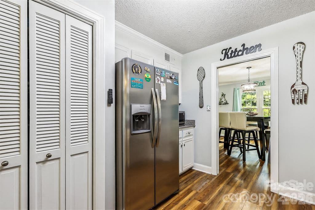 806 Colony Oaks Drive Property Photo 8