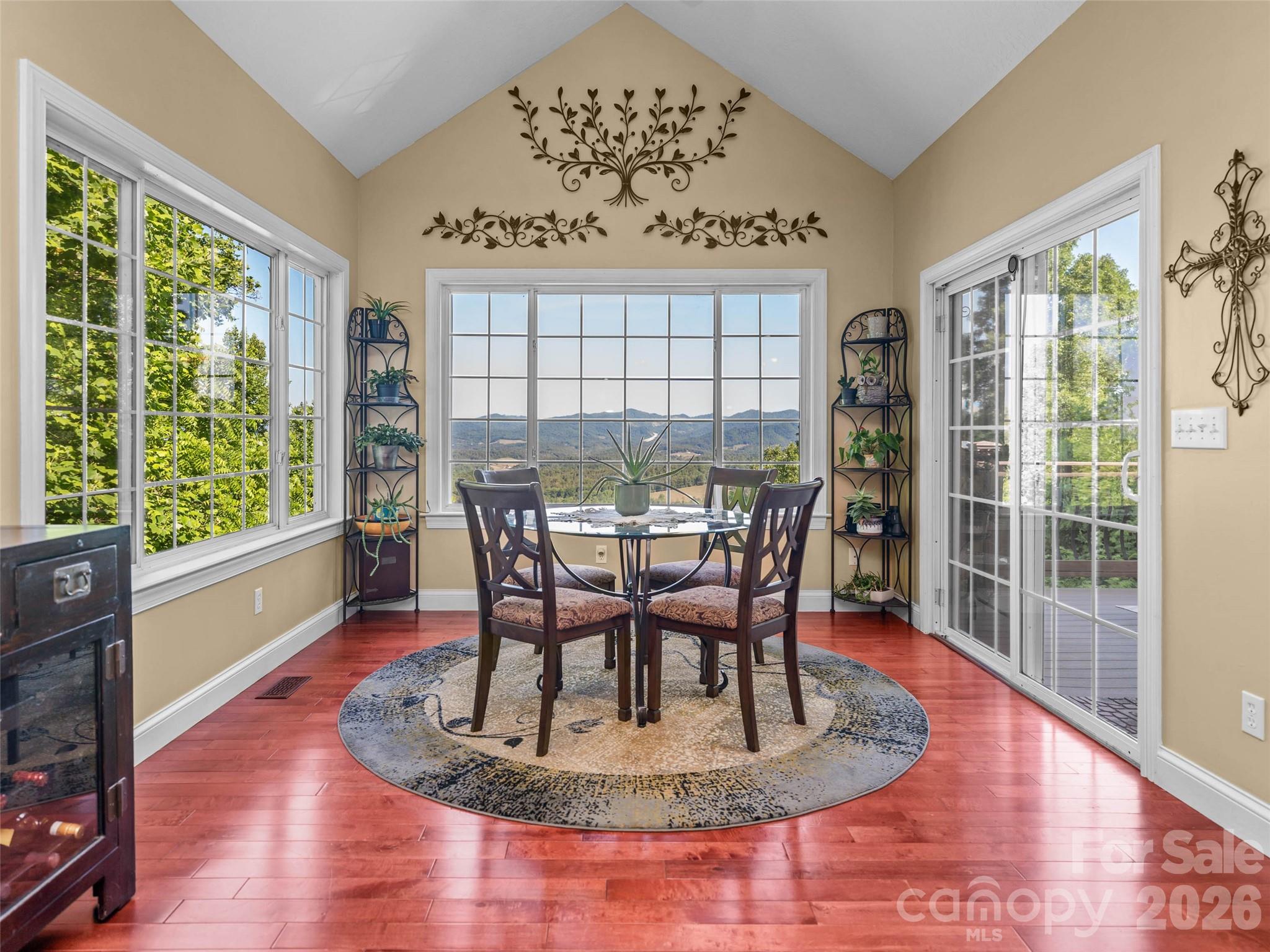 350 Vista Point Drive Property Photo 8