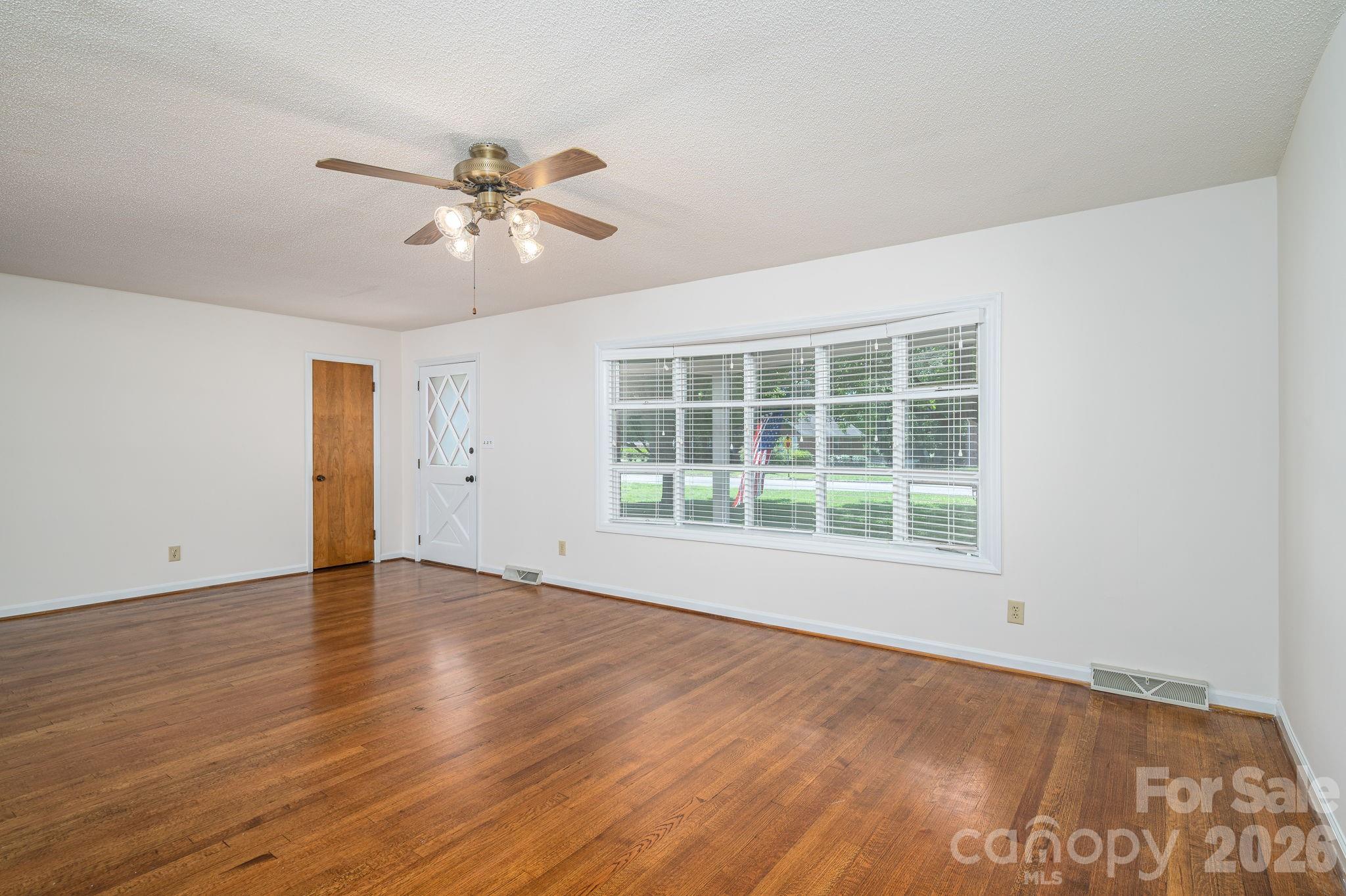 1920 Echo Lane Property Photo 4