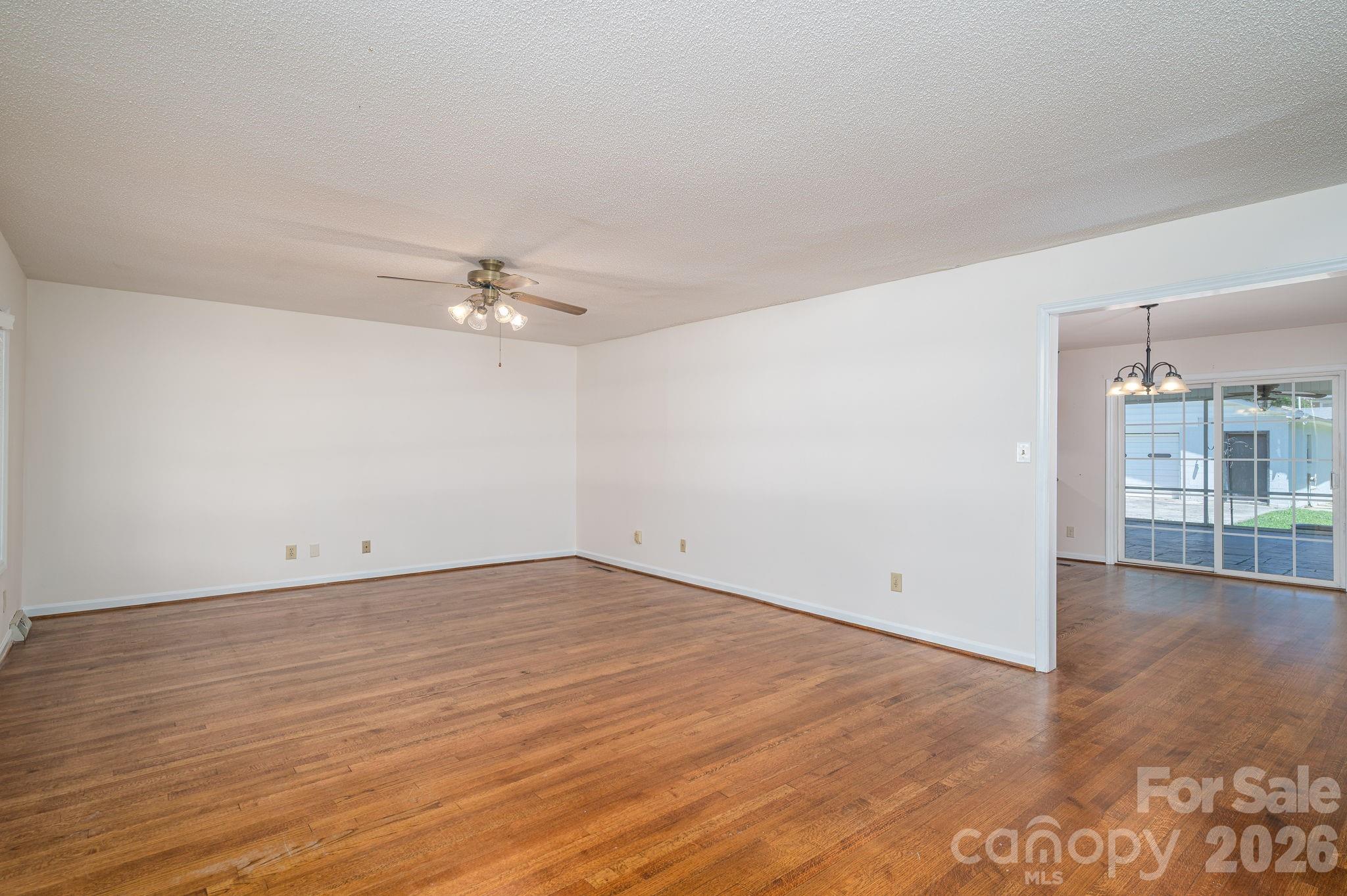 1920 Echo Lane Property Photo 5