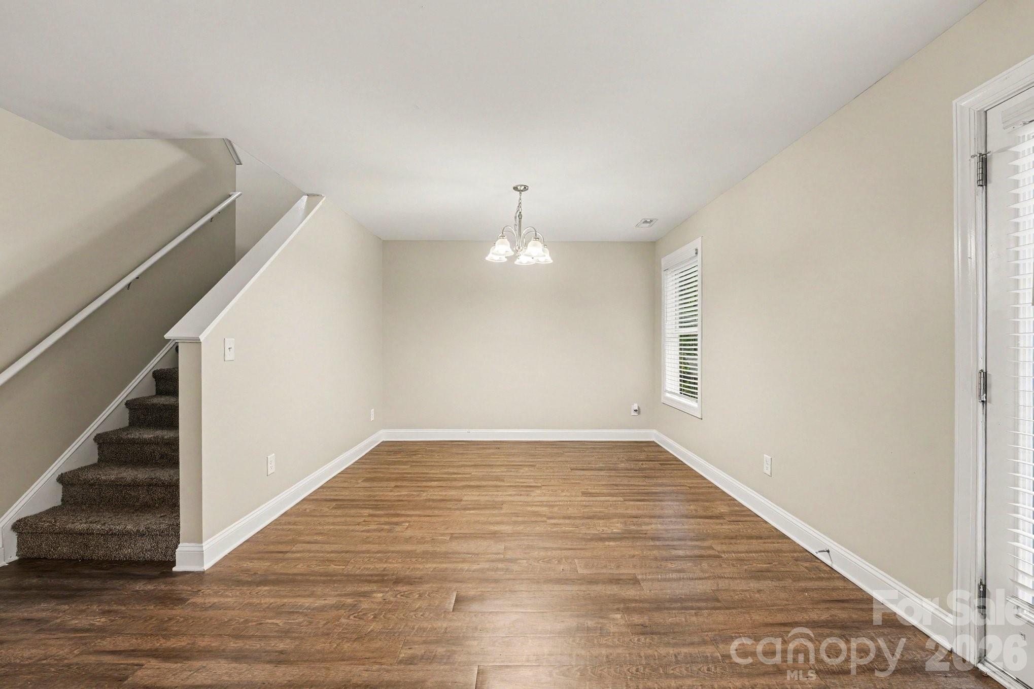 1468 Mayfair Drive Property Photo 3