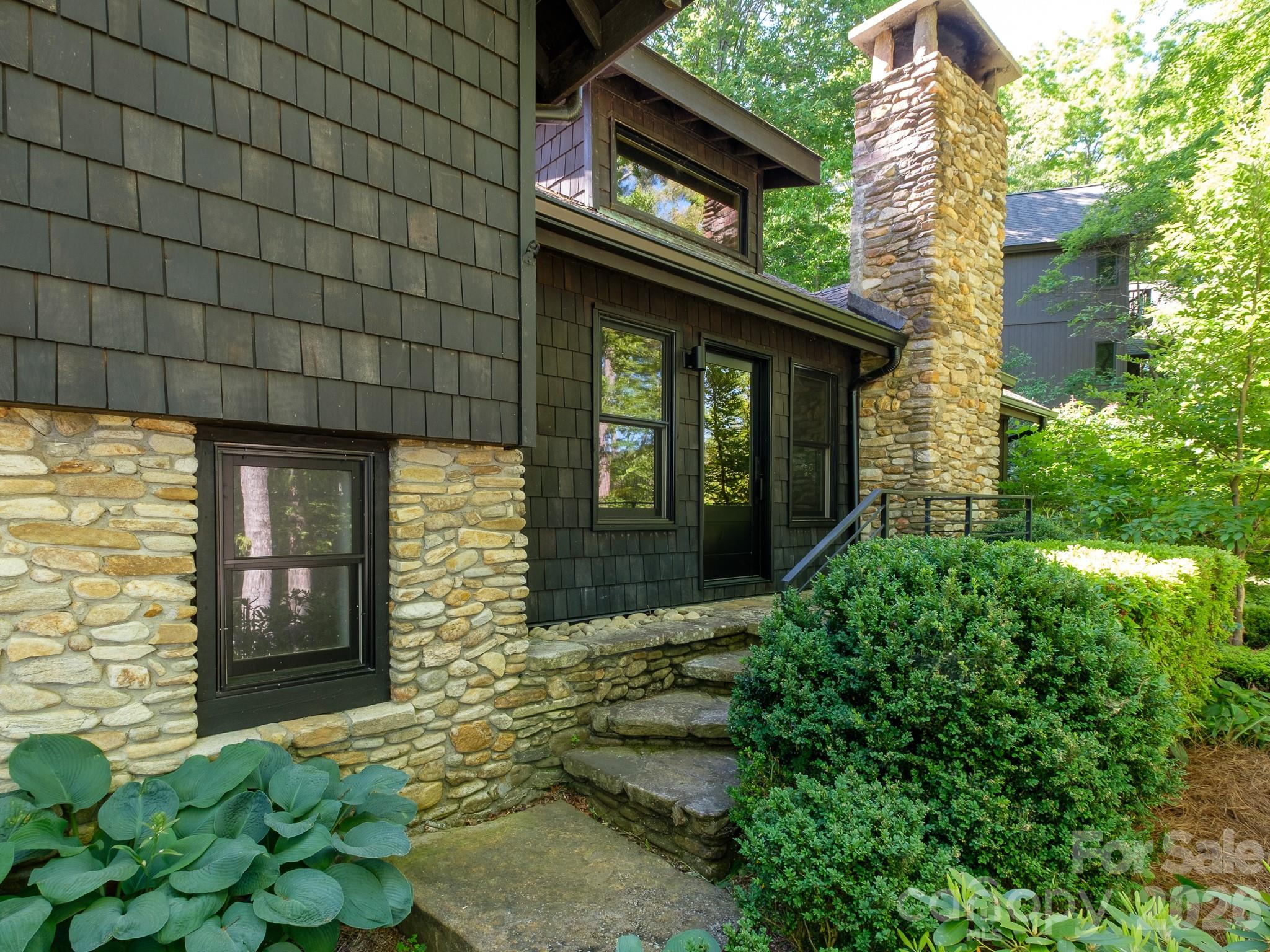 212 Se Shore Drive Property Photo 3