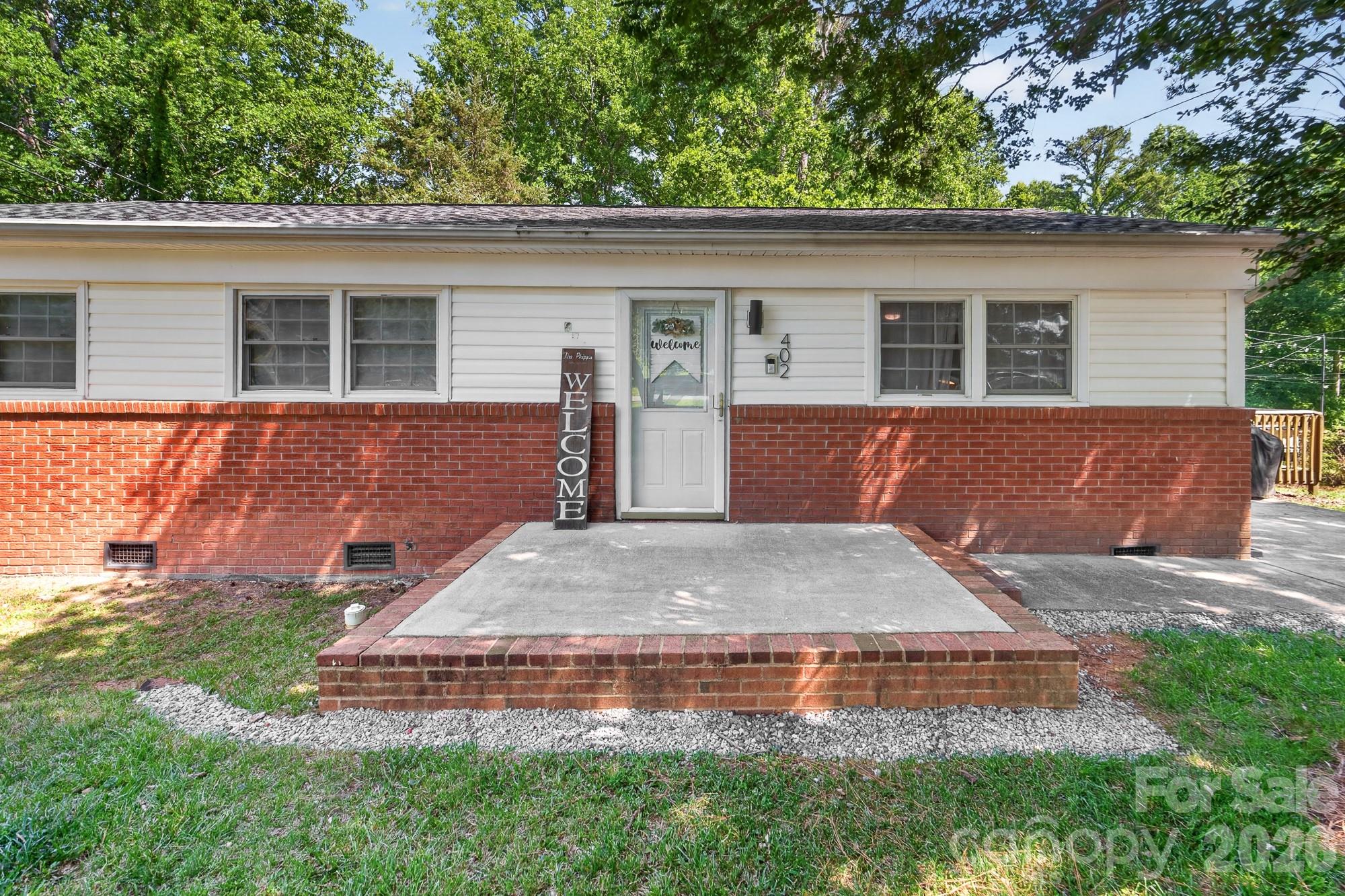 402 Wooddale Drive Property Photo 3
