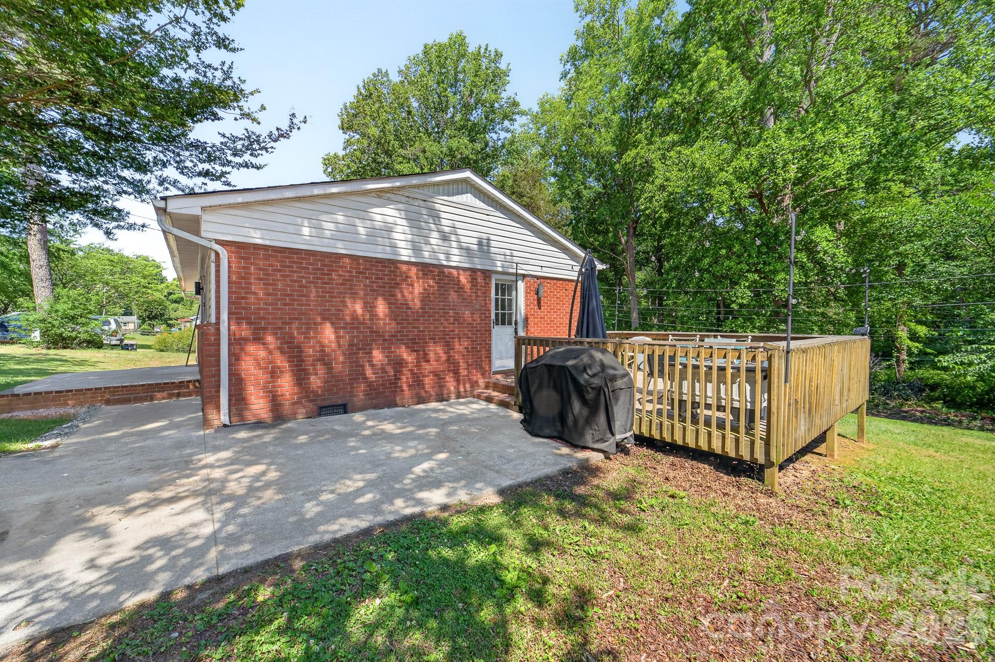 402 Wooddale Drive Property Photo 4