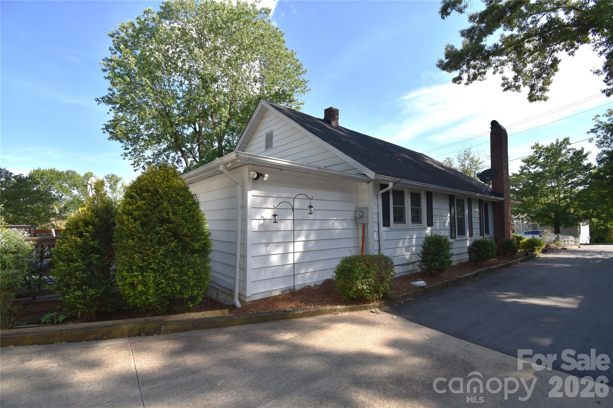 212 Sharon Avenue Property Photo 5