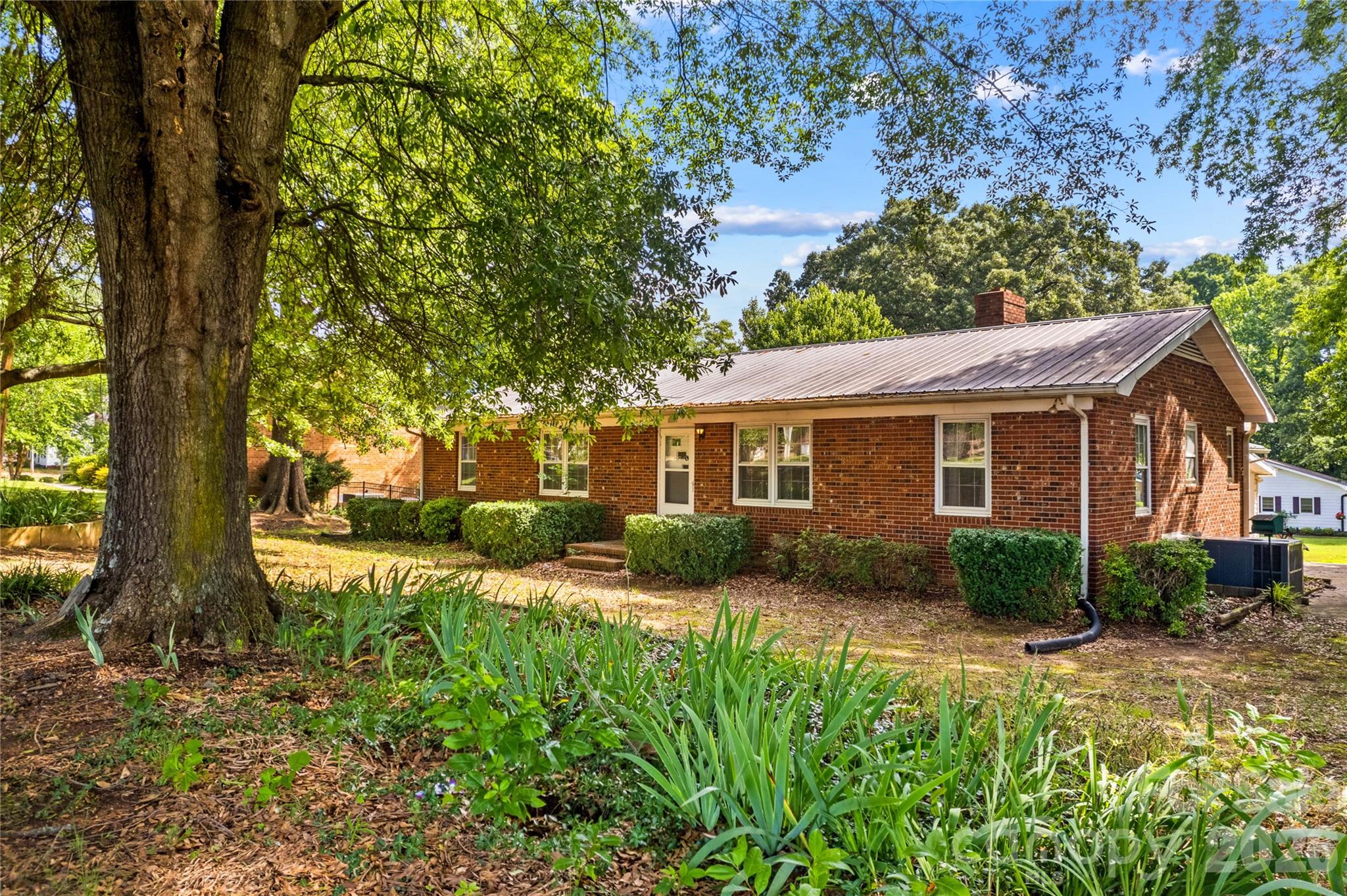 1059 Shearers Road Property Photo 1