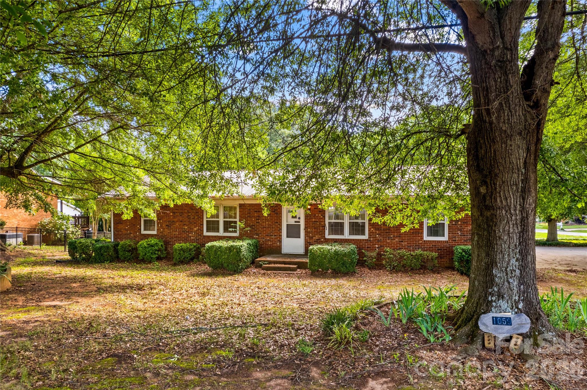 1059 Shearers Road Property Photo 4