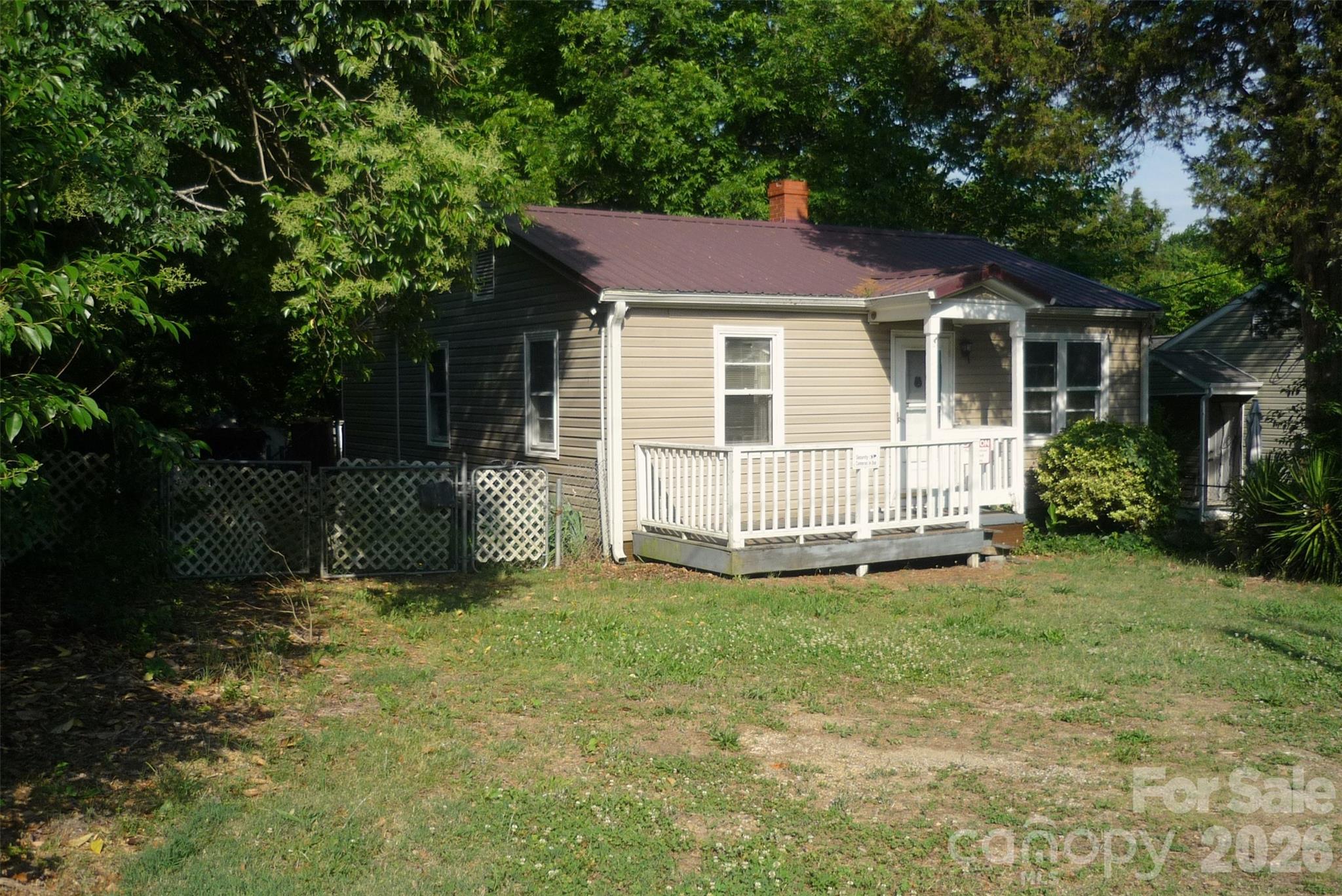 407 N Pear Street Property Photo 1