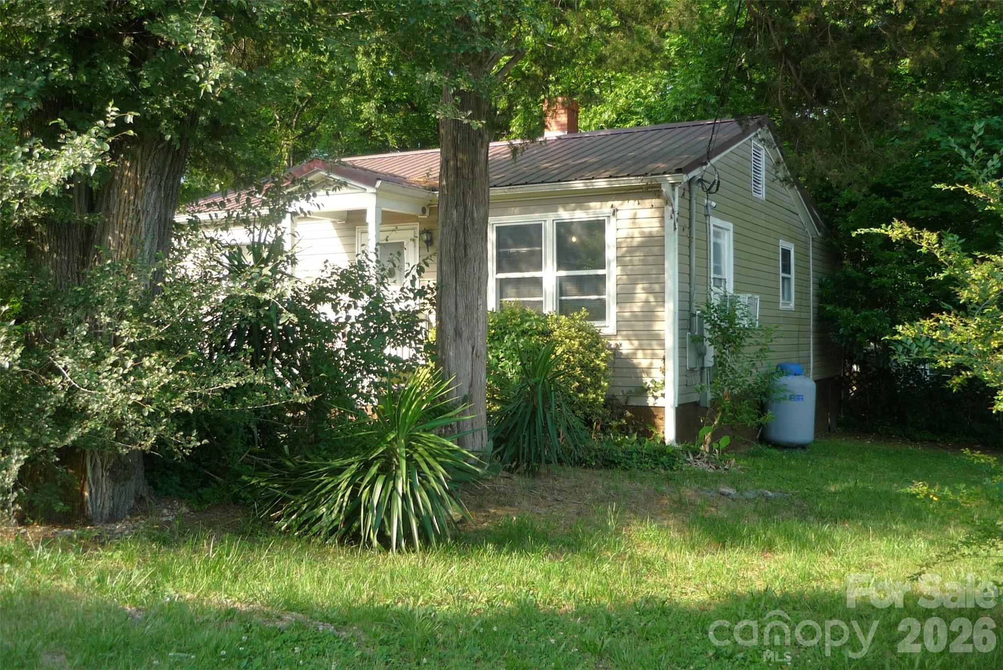 407 N Pear Street Property Photo 3