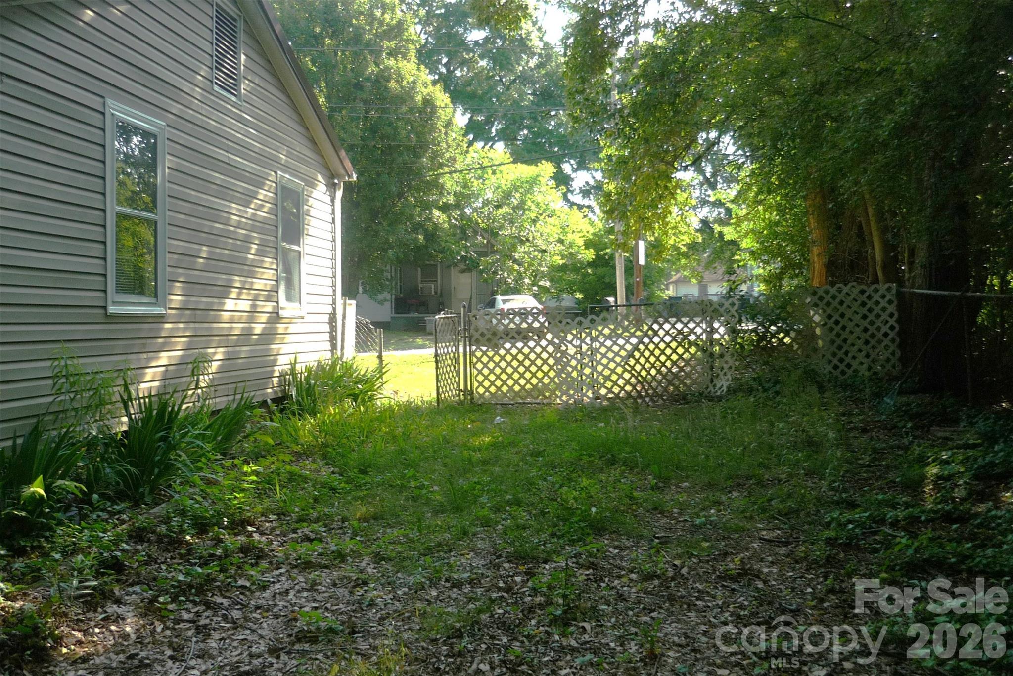 407 N Pear Street Property Photo 4