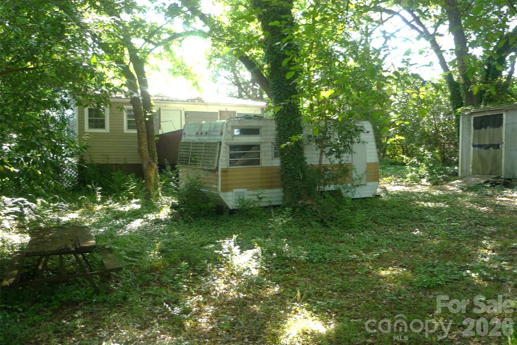 407 N Pear Street Property Photo 8
