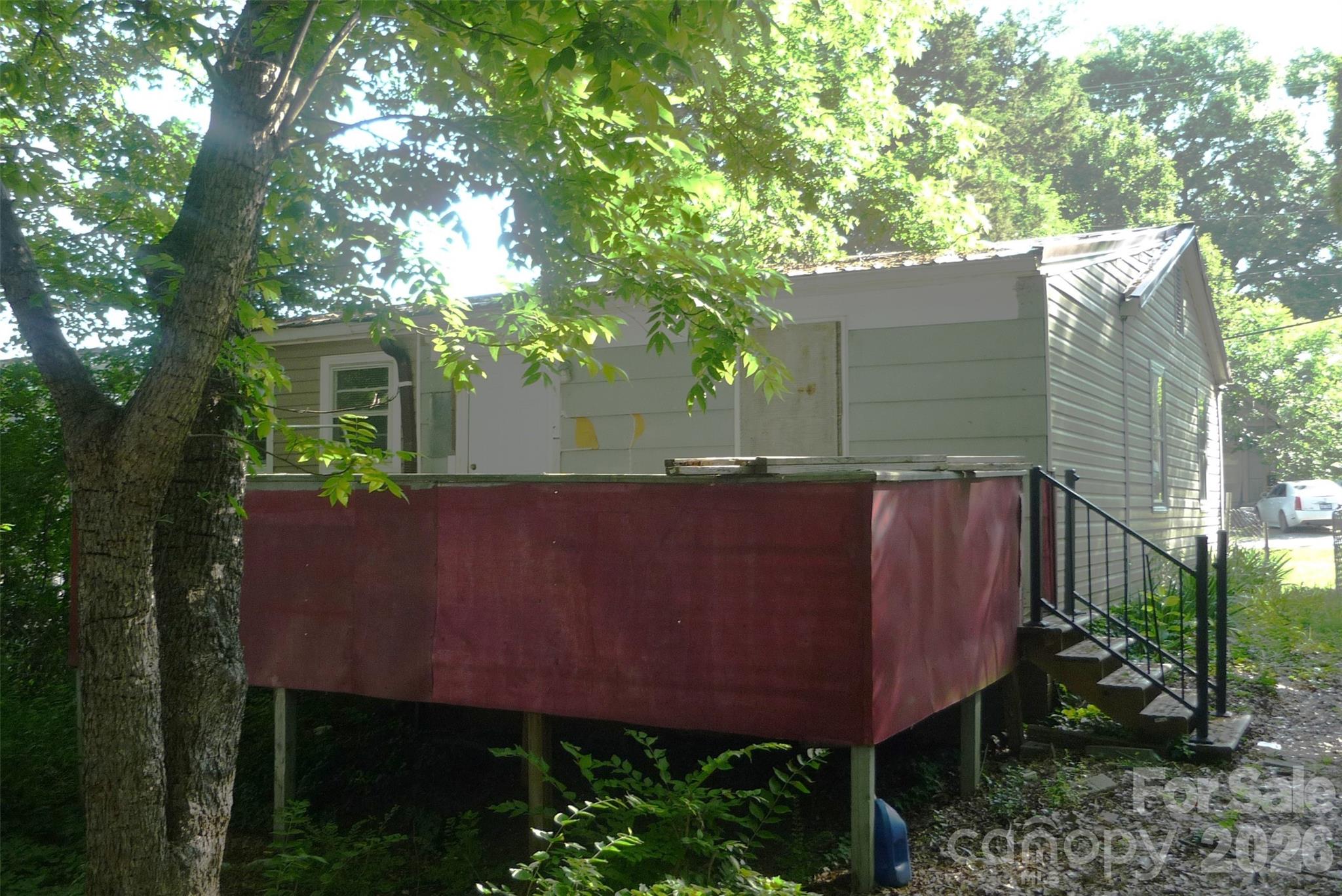 407 N Pear Street Property Photo 11