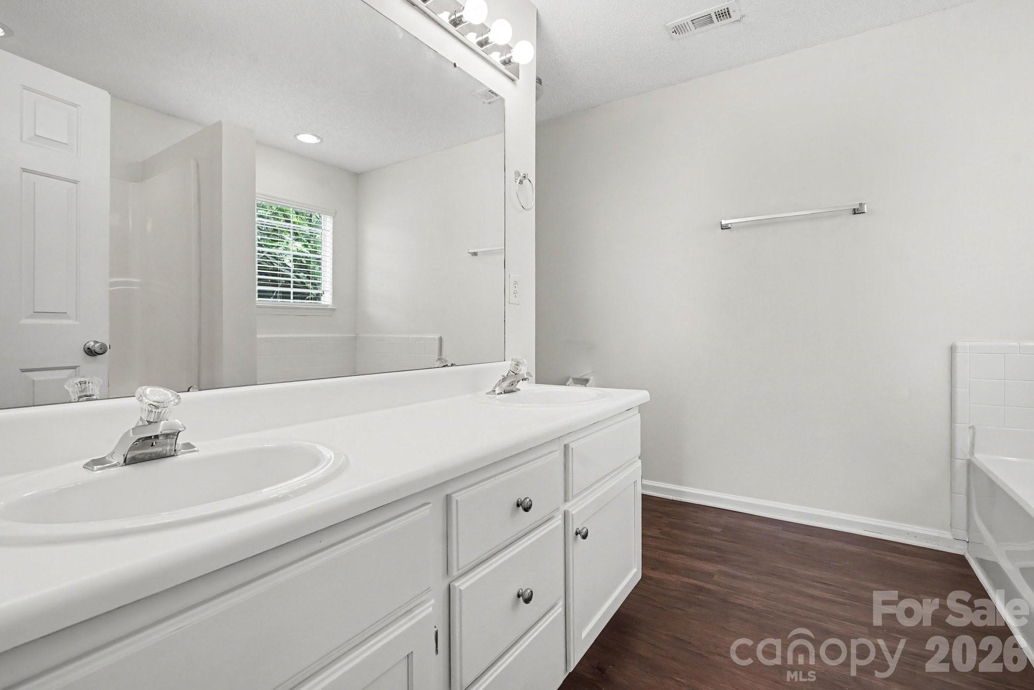 12127 Landing Green Drive Property Photo 10